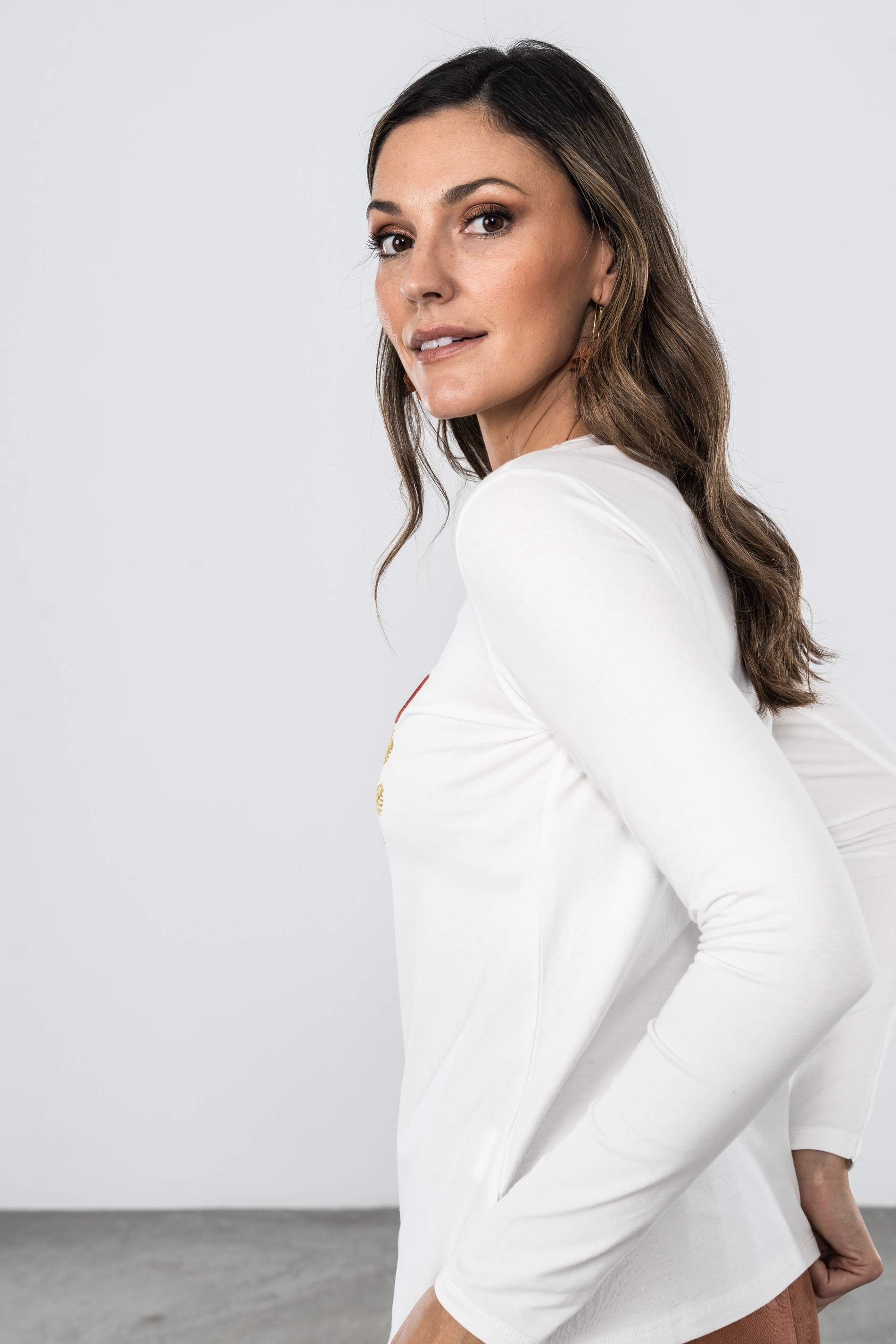 CAMISETA FLOR REDONDA CRUDO M/L