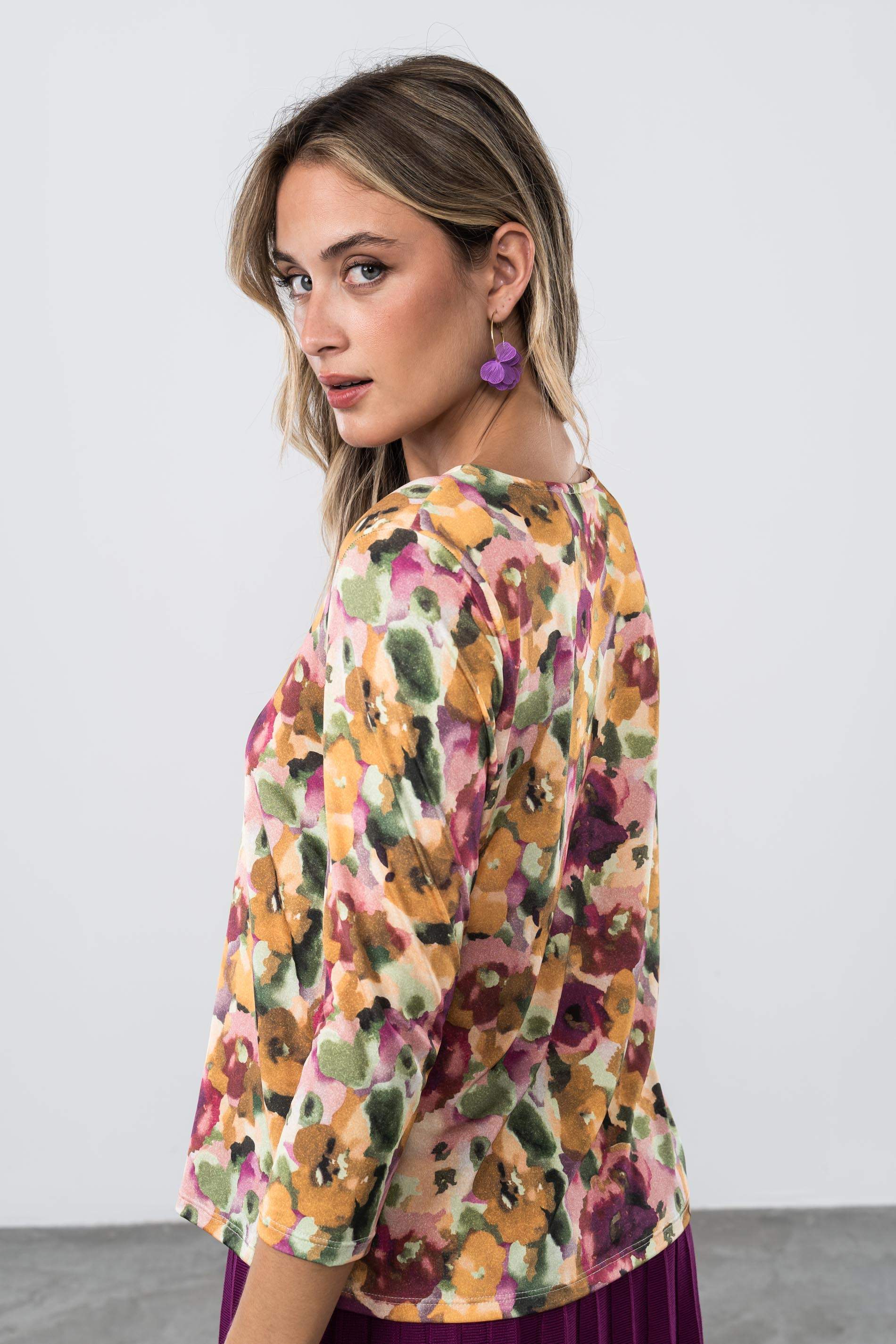 CAMISETA FLOR ACUARELA PÚRPURA