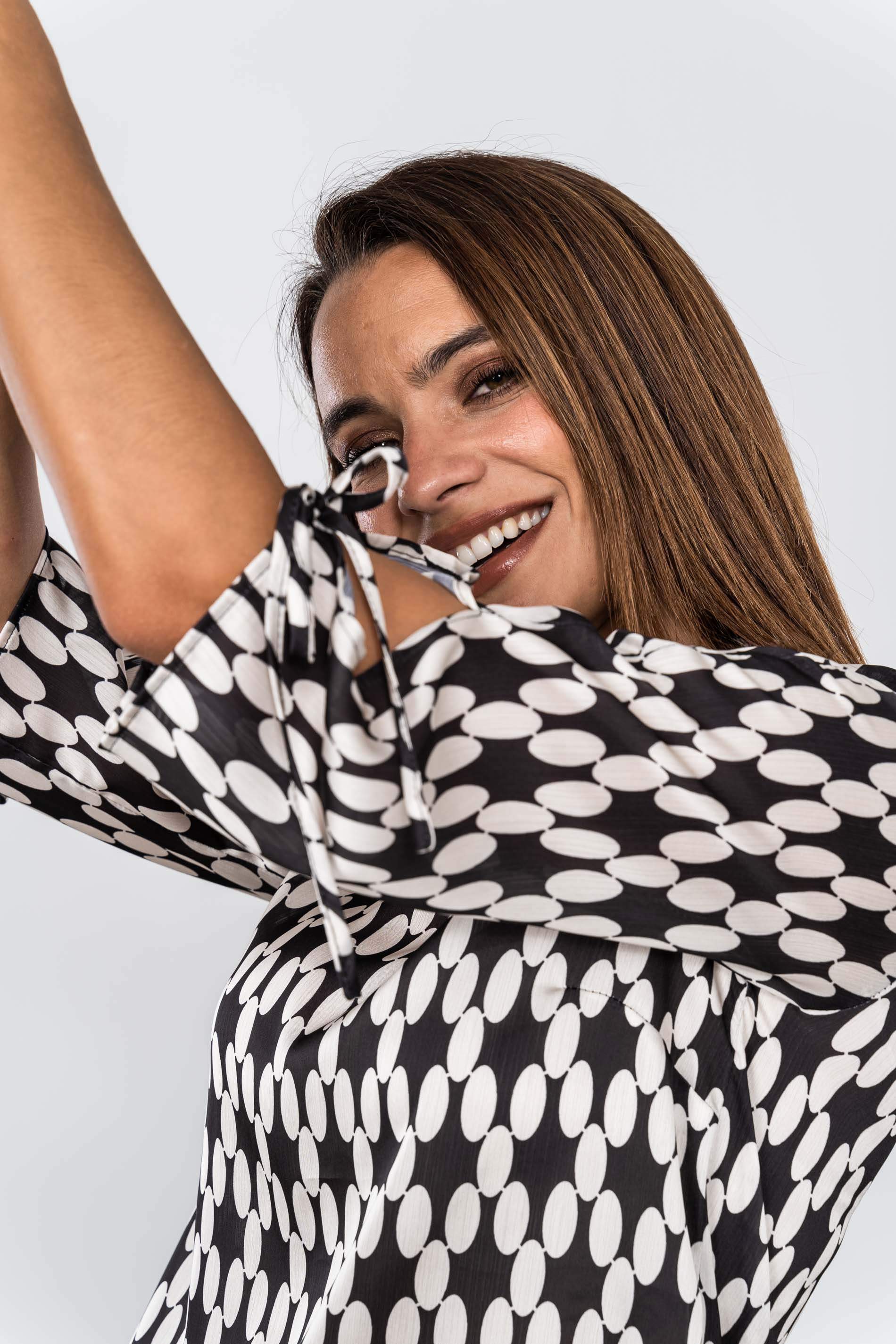 BLUSA ABERTURA LACITOS NEGRO