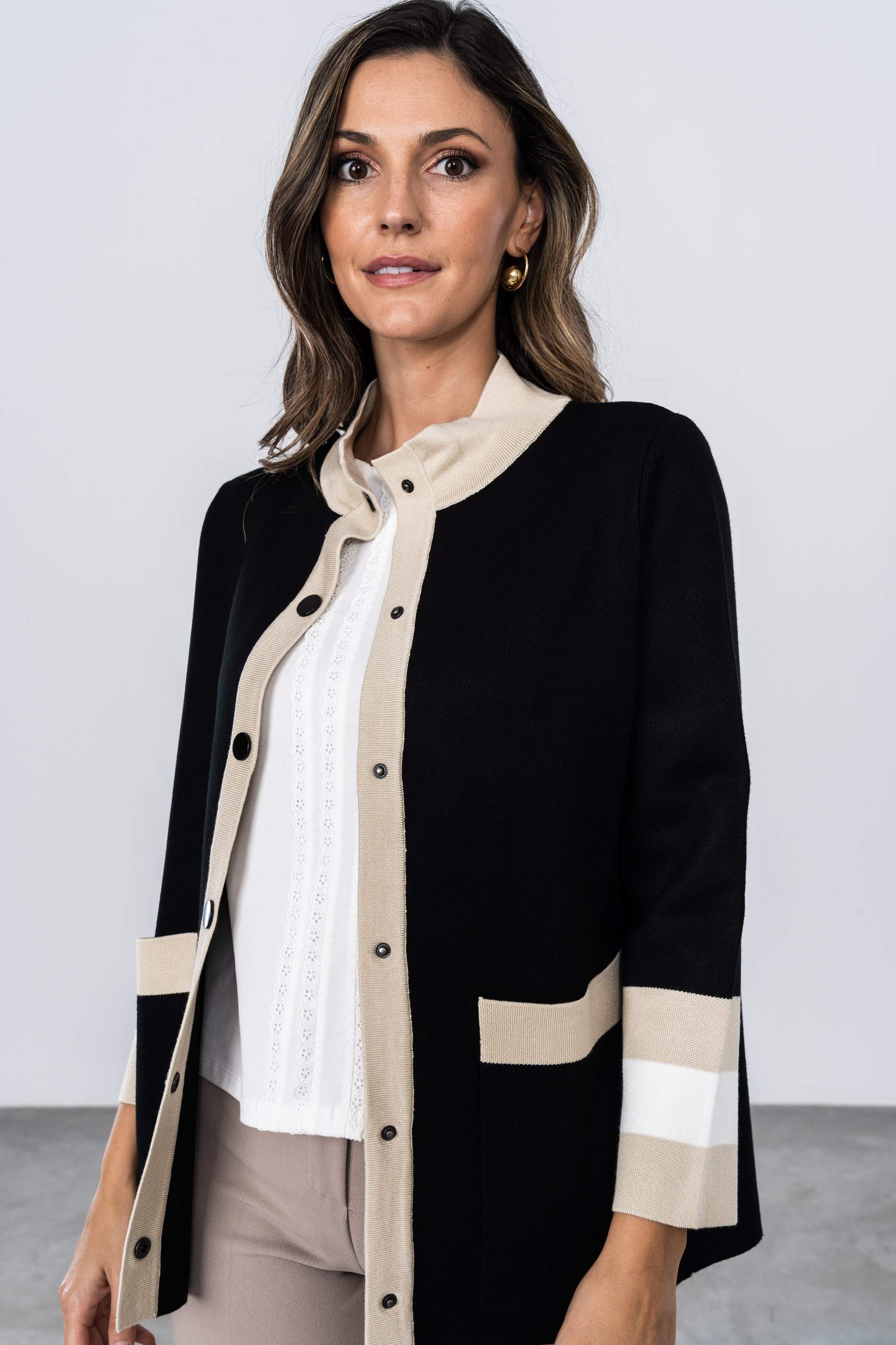 CHAQUETA CORCHETES COMBINADA NEGRO