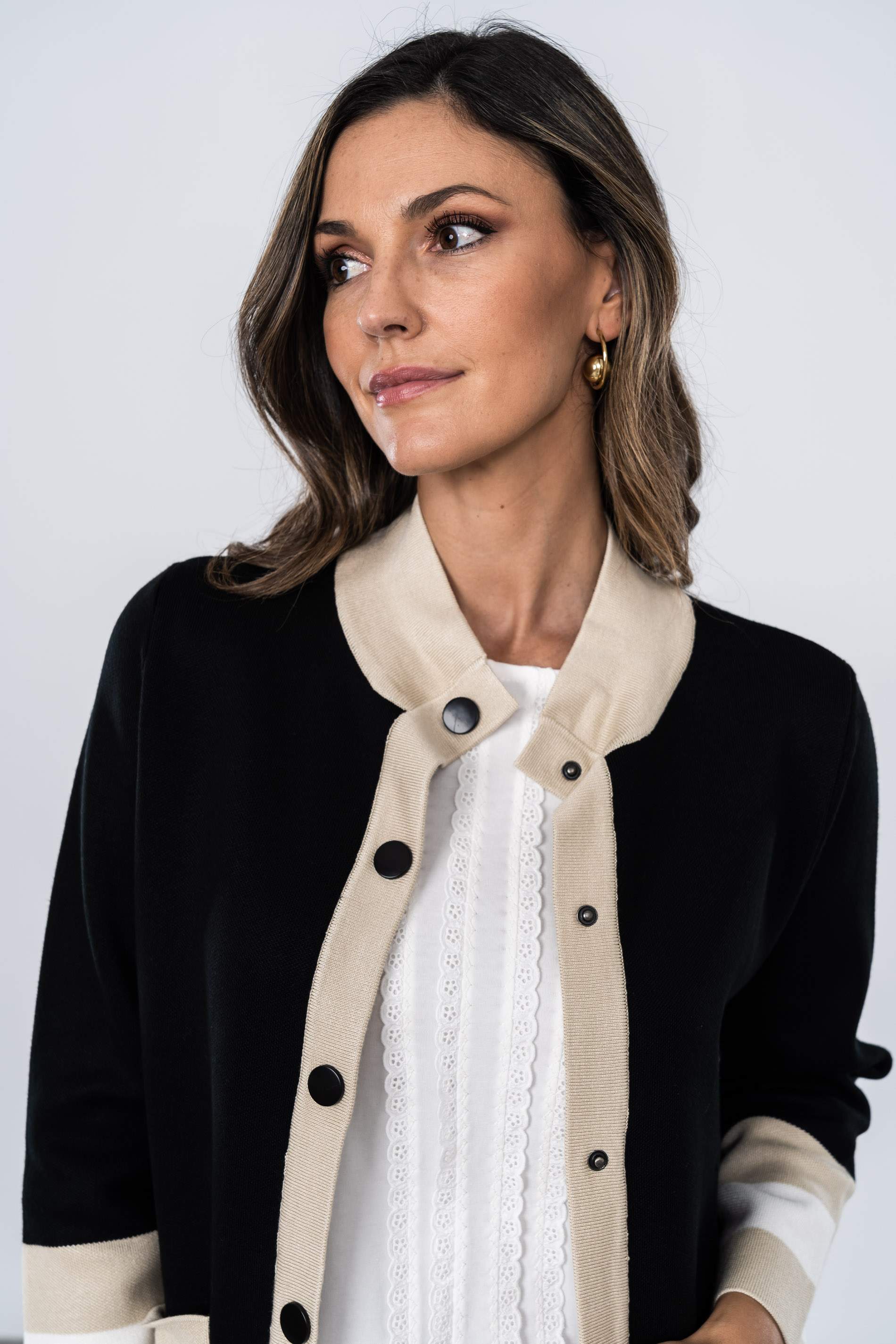 CHAQUETA CORCHETES COMBINADA NEGRO
