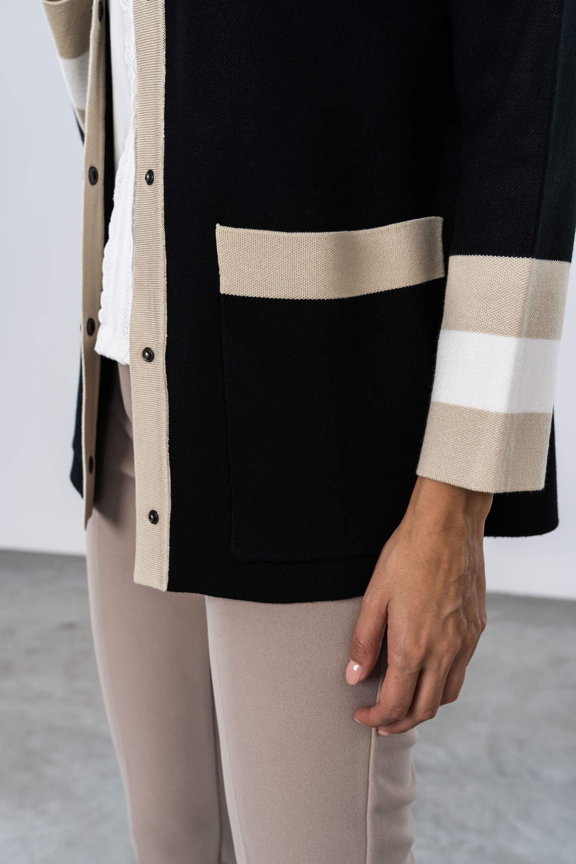 CHAQUETA CORCHETES COMBINADA NEGRO
