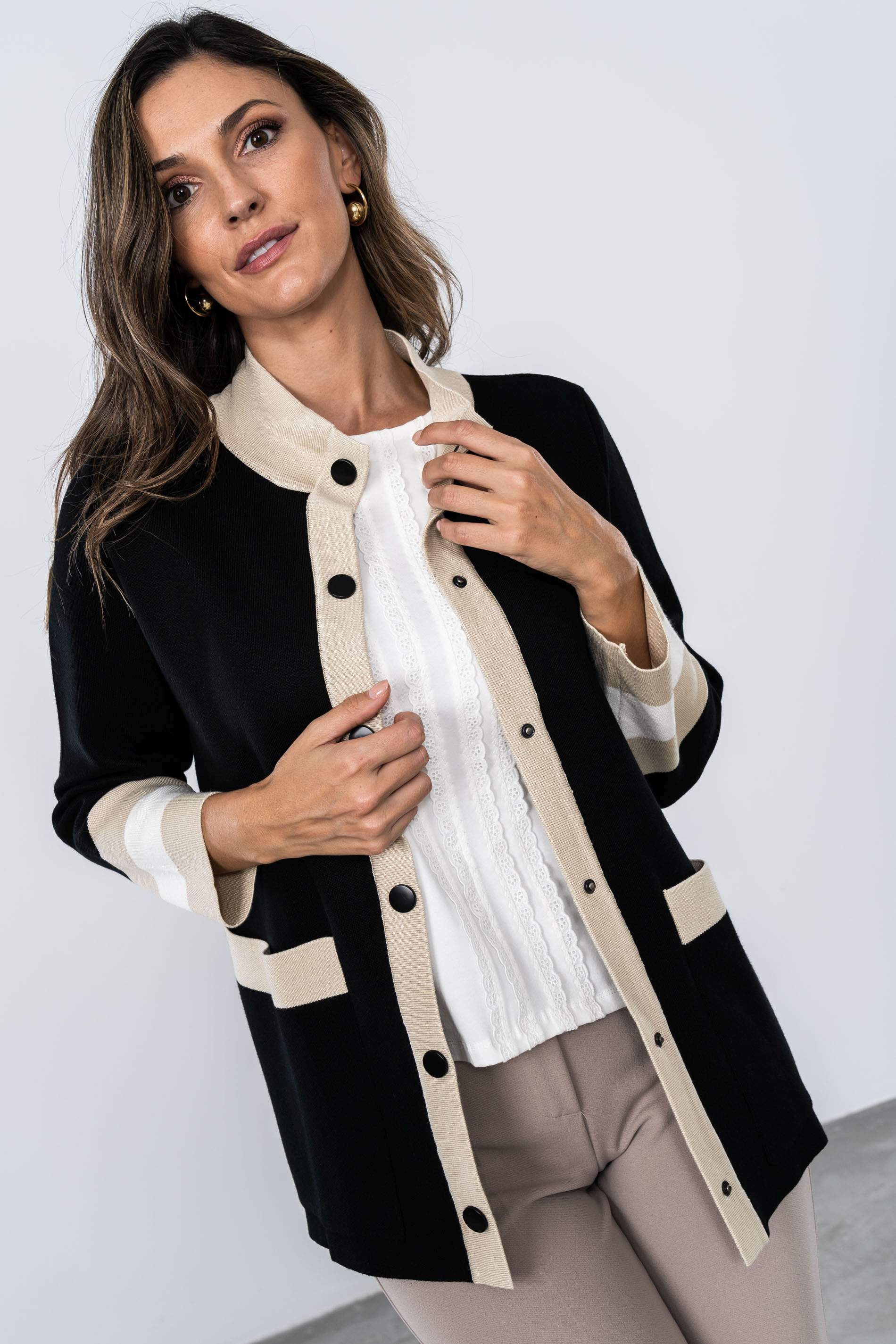 CHAQUETA CORCHETES COMBINADA NEGRO