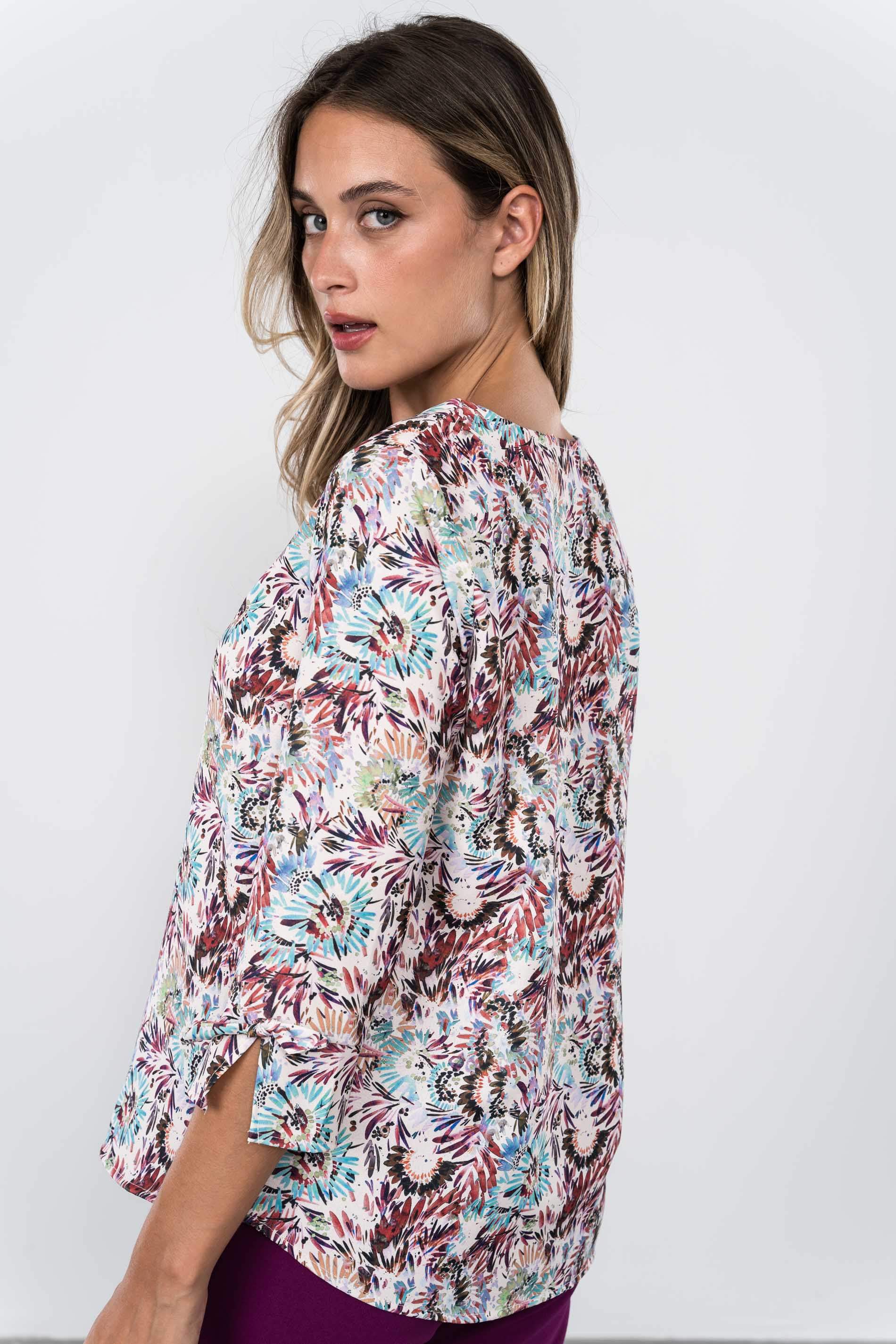 BLUSA ESTAMPADA HOJITAS