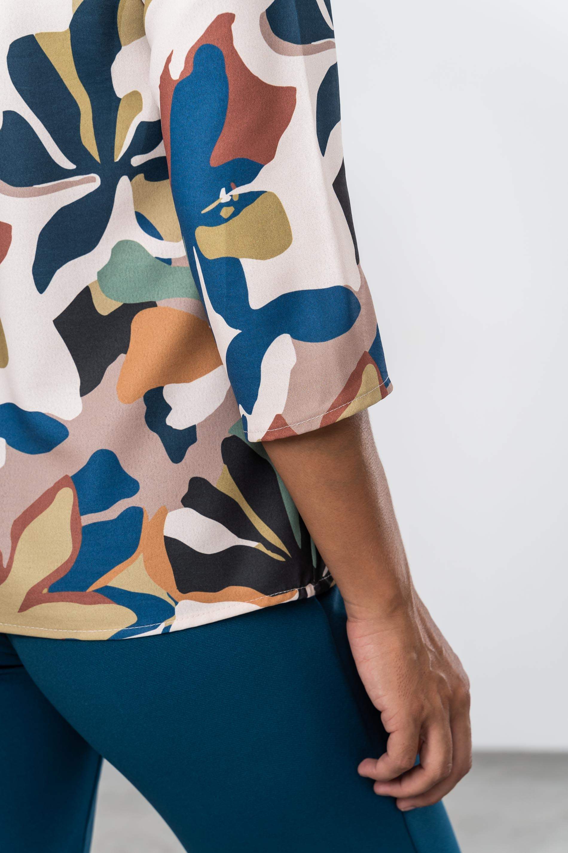 BLUSA ESTAMPADA FLOR AZUL