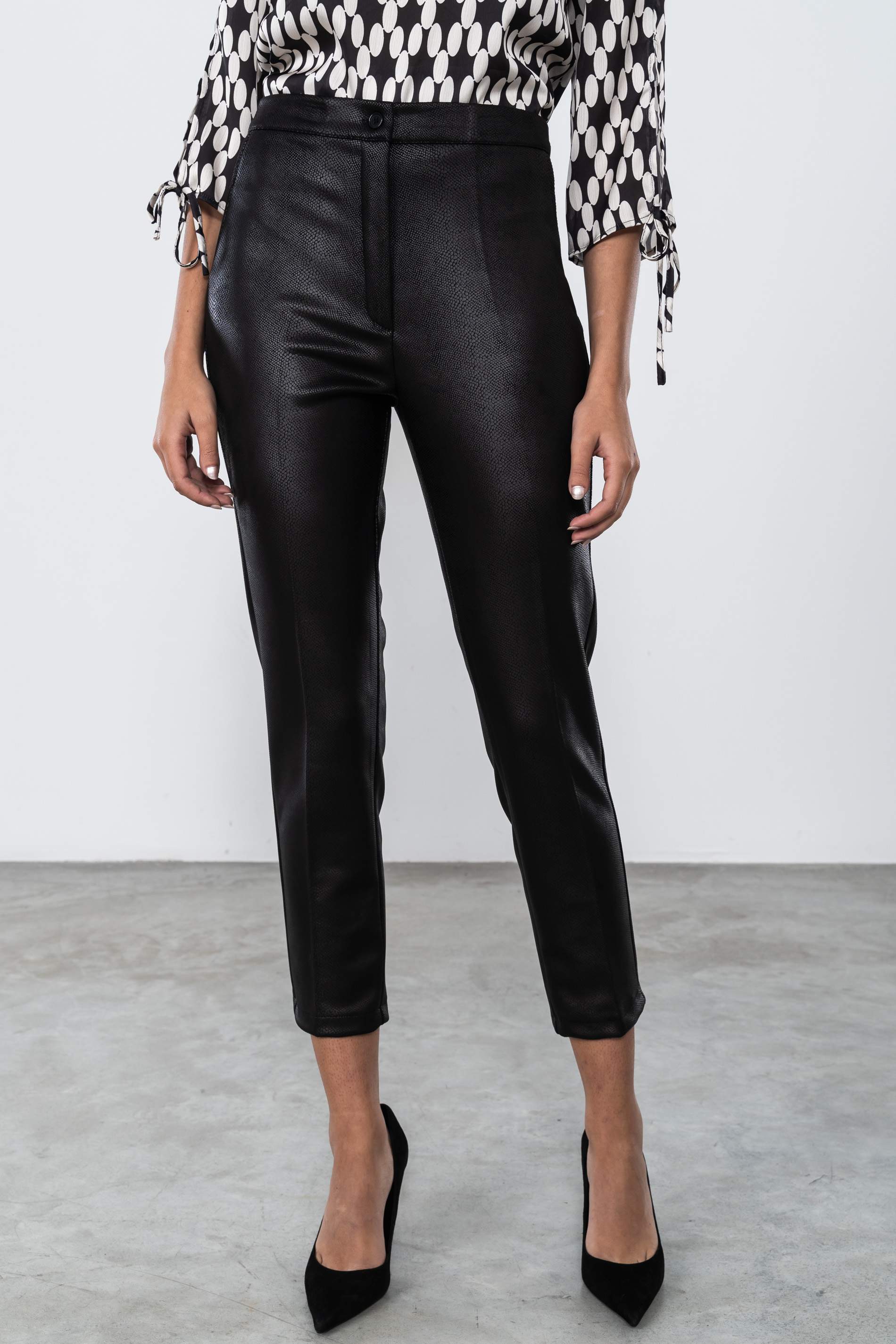 PANTALÓN EFECTO PIEL NEGRO