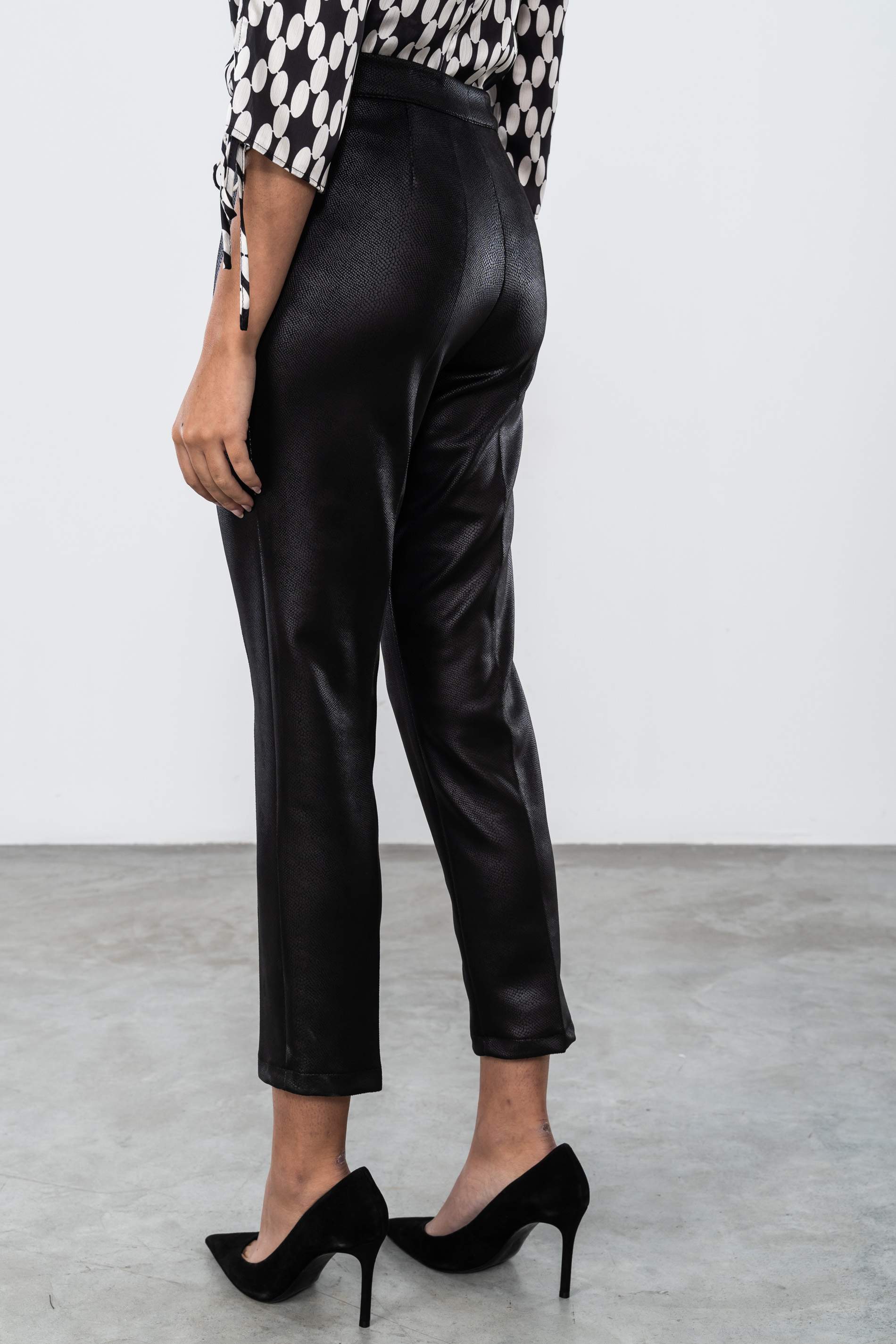 PANTALÓN EFECTO PIEL NEGRO