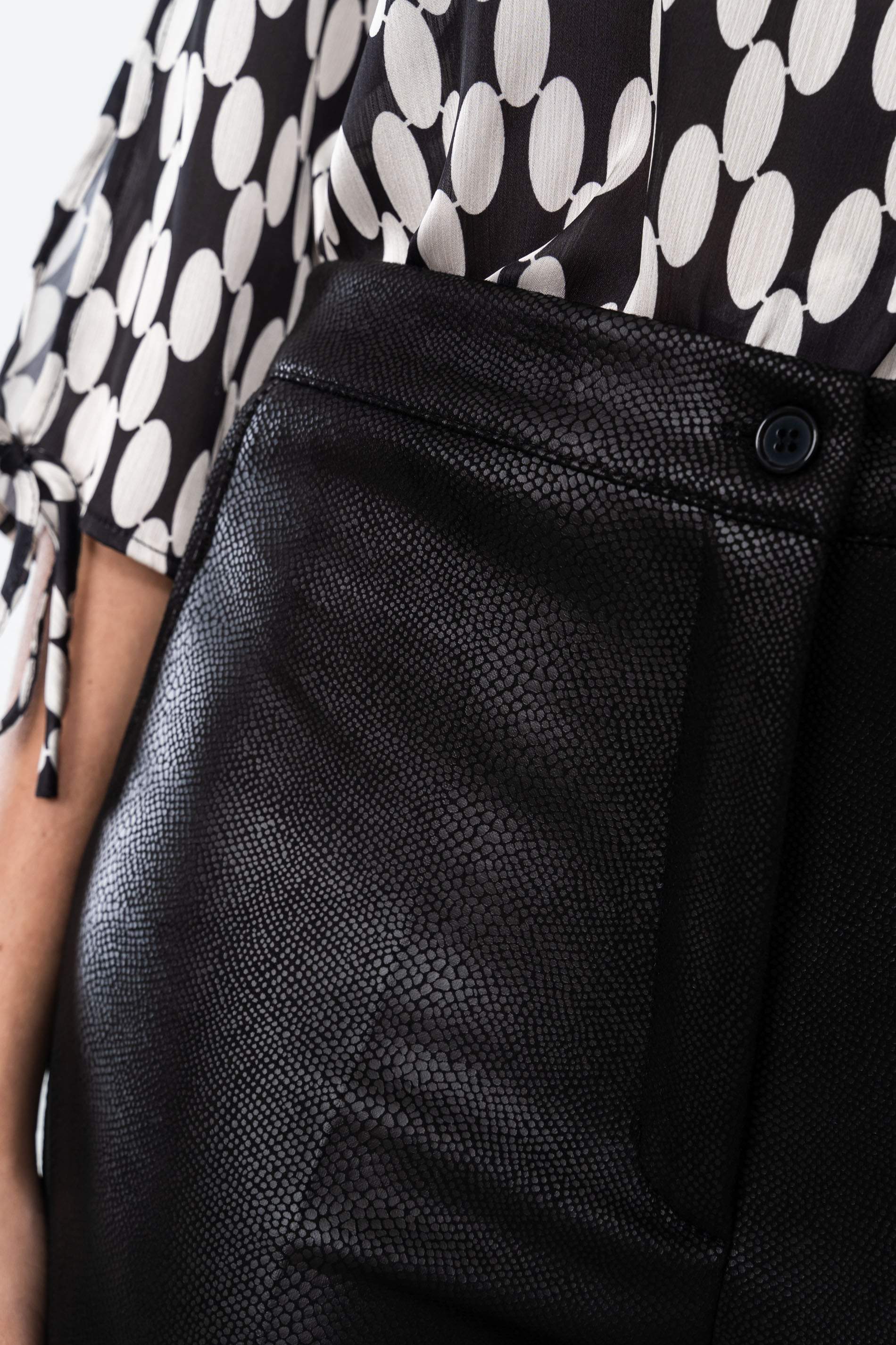 PANTALÓN EFECTO PIEL NEGRO