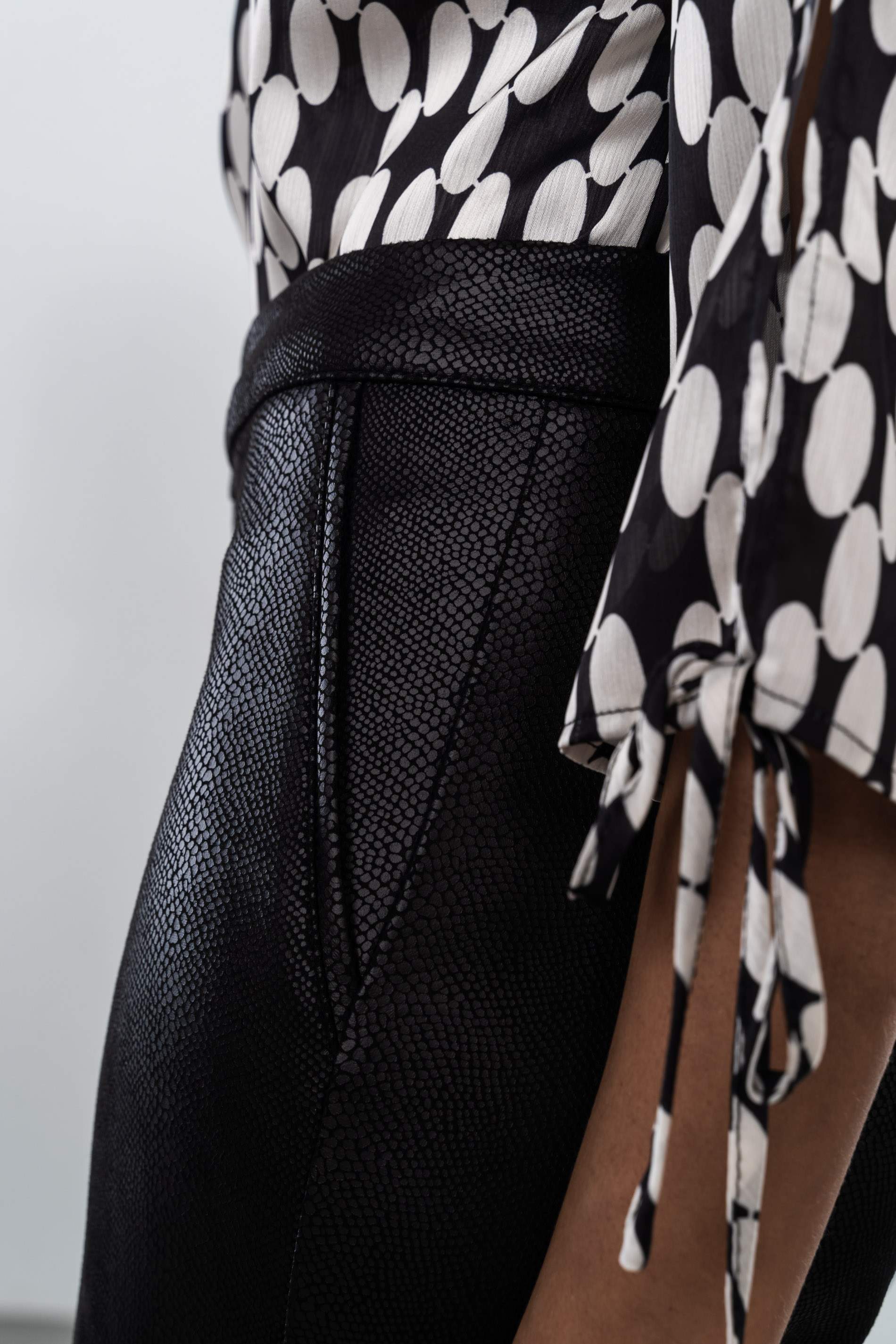 PANTALÓN EFECTO PIEL NEGRO