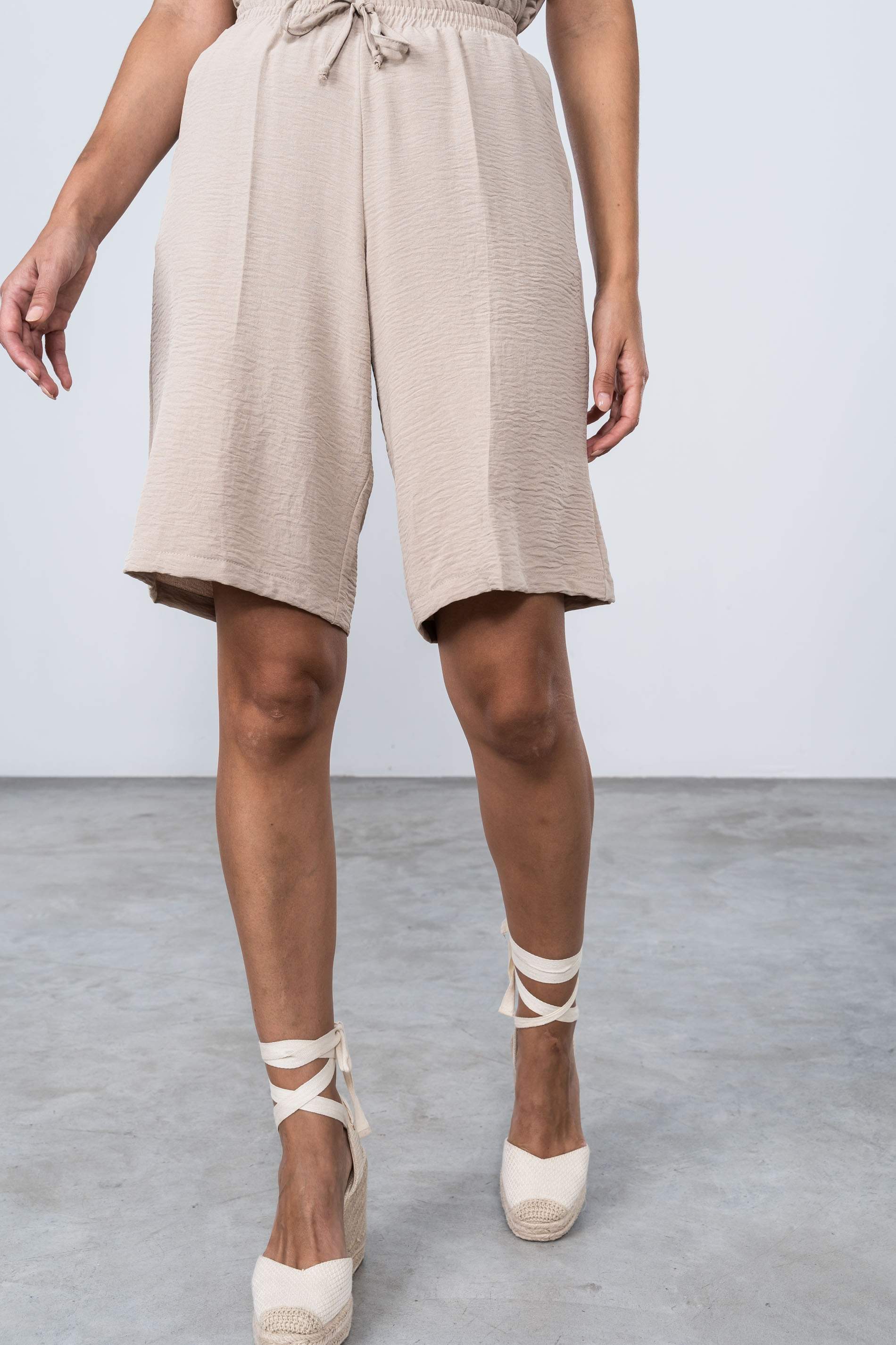 BERMUDA GOMA CINTURA BEIGE