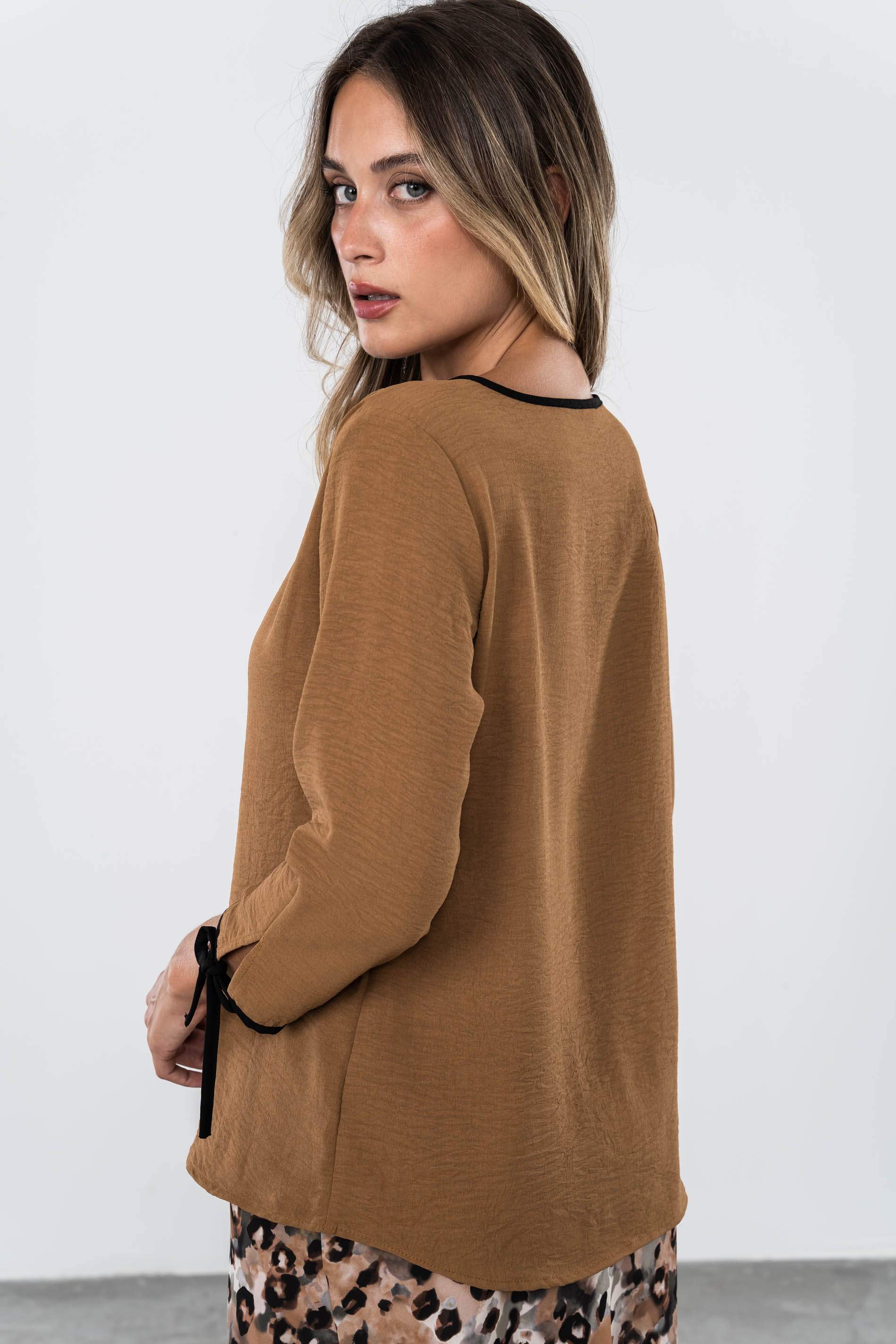 BLUSA VIVOS CONTRASTE CAMEL
