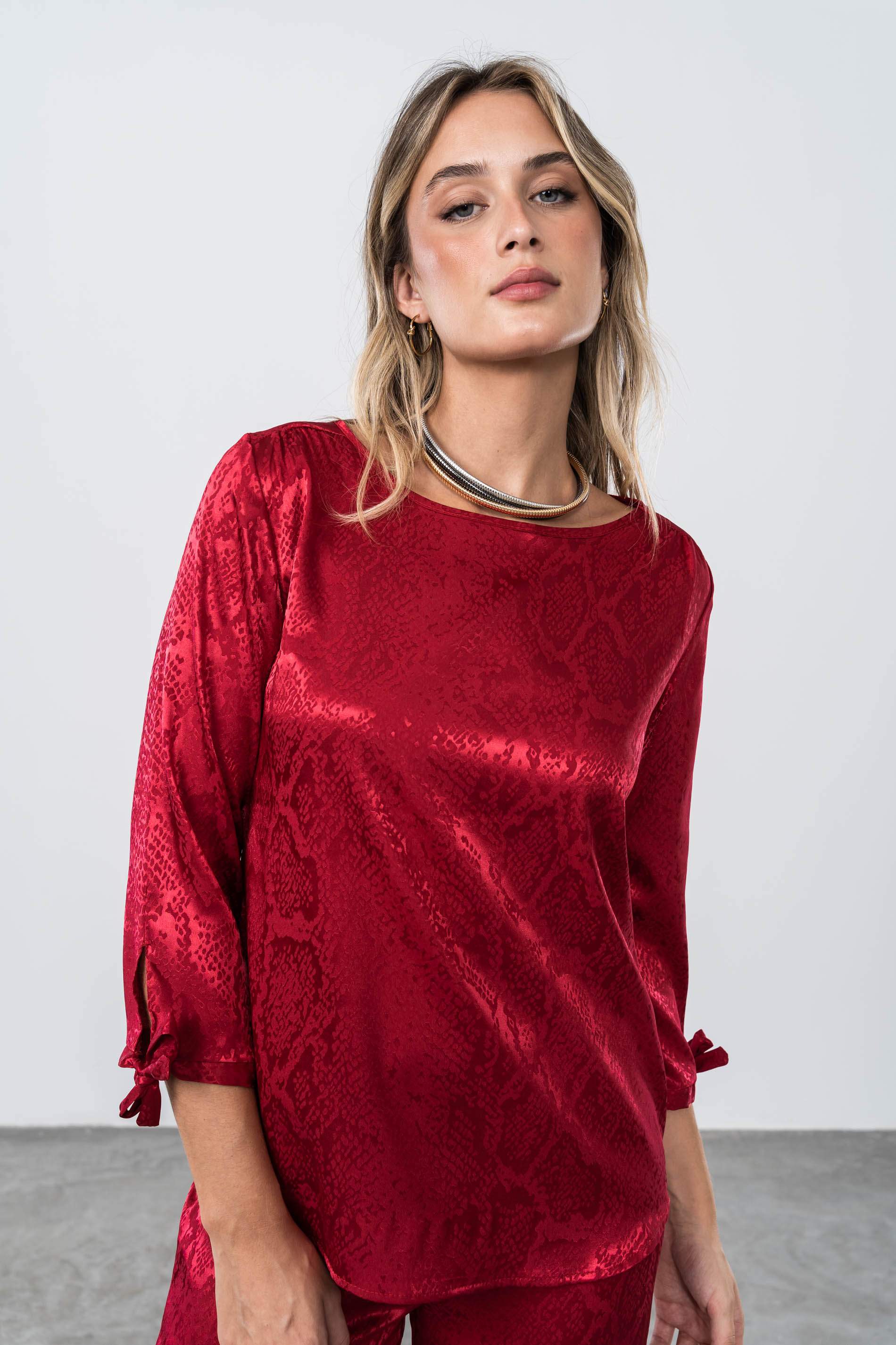 BLUSA SATINADA JACQUARD GUINDA