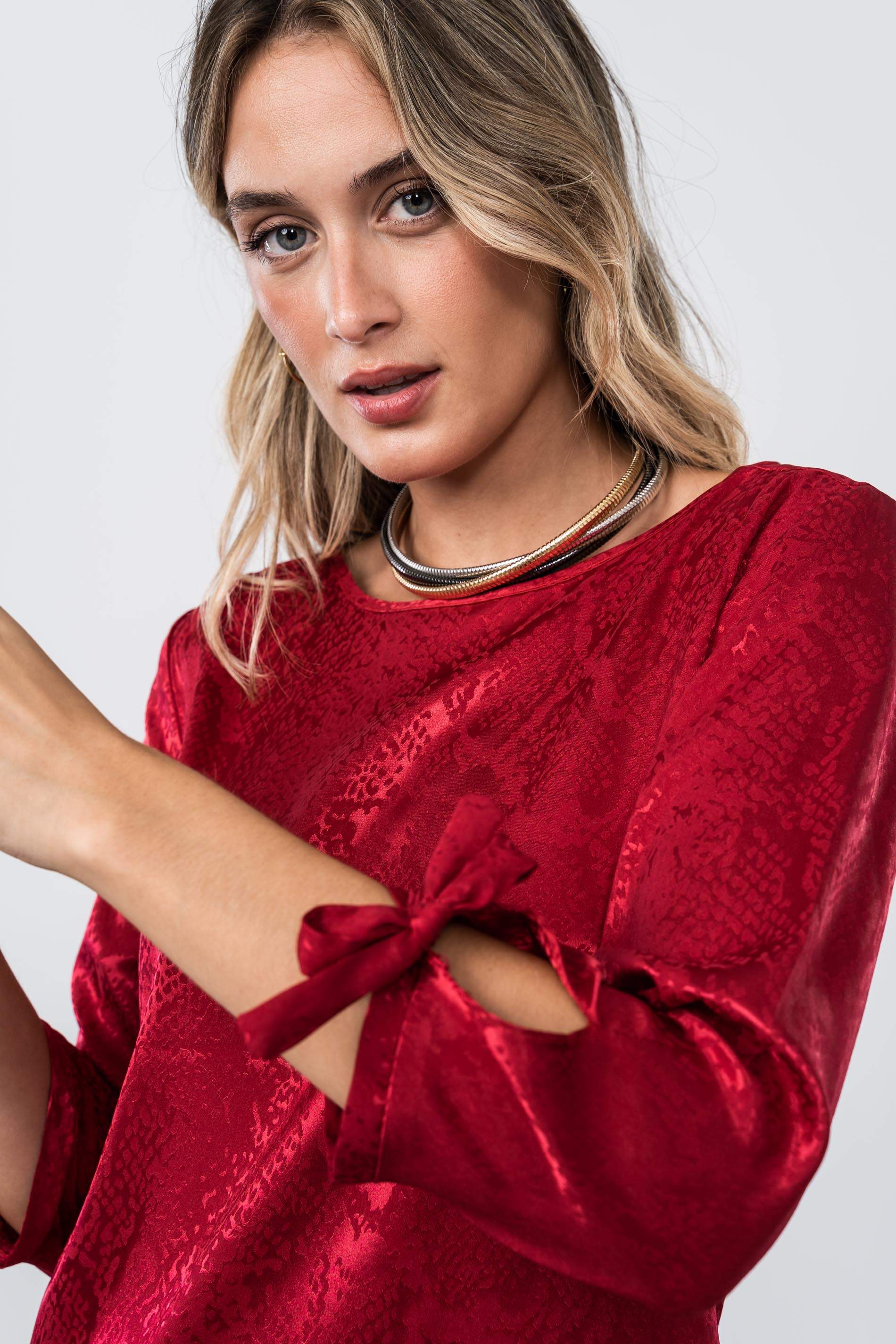 BLUSA SATINADA JACQUARD GUINDA
