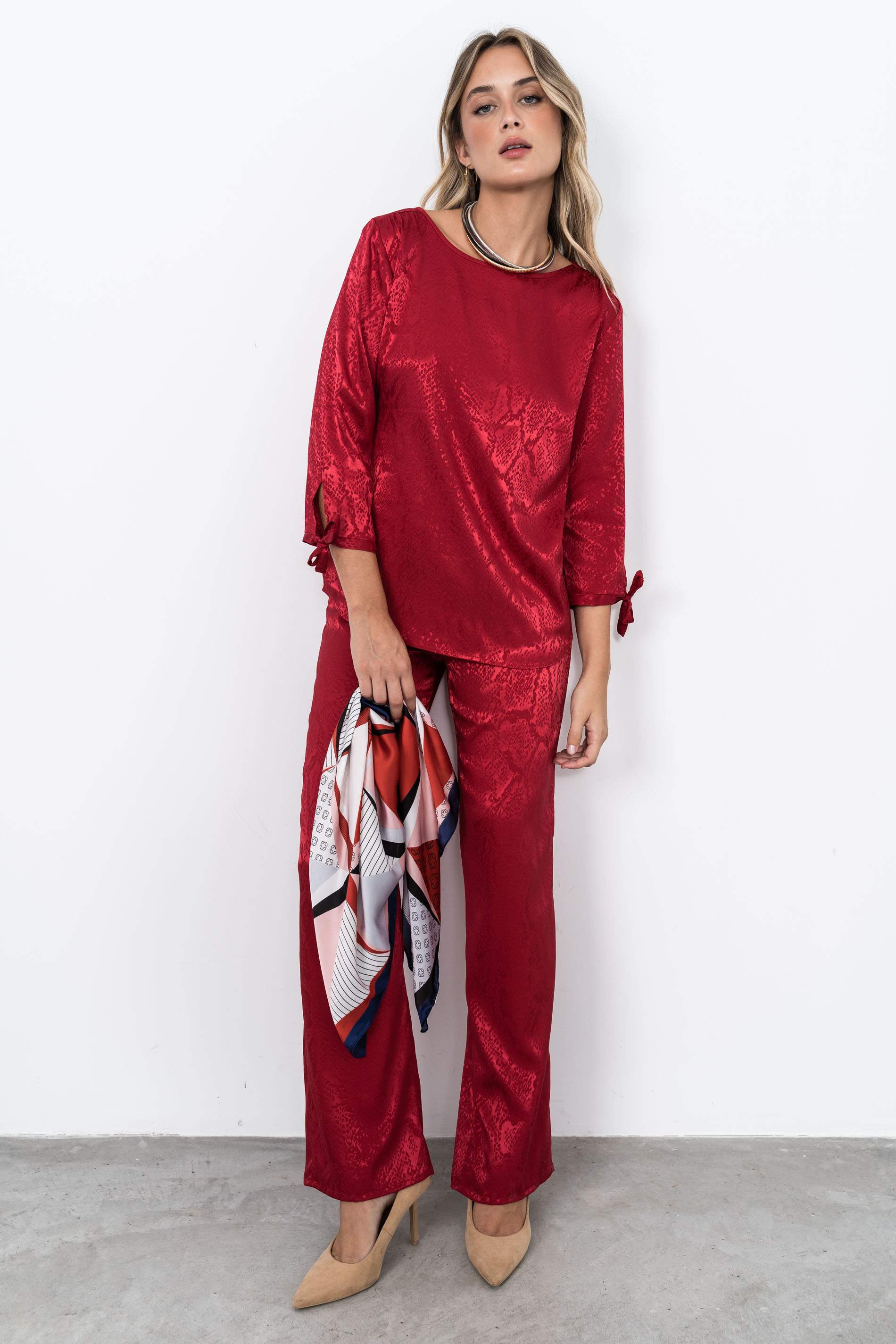 BLUSA SATINADA JACQUARD GUINDA