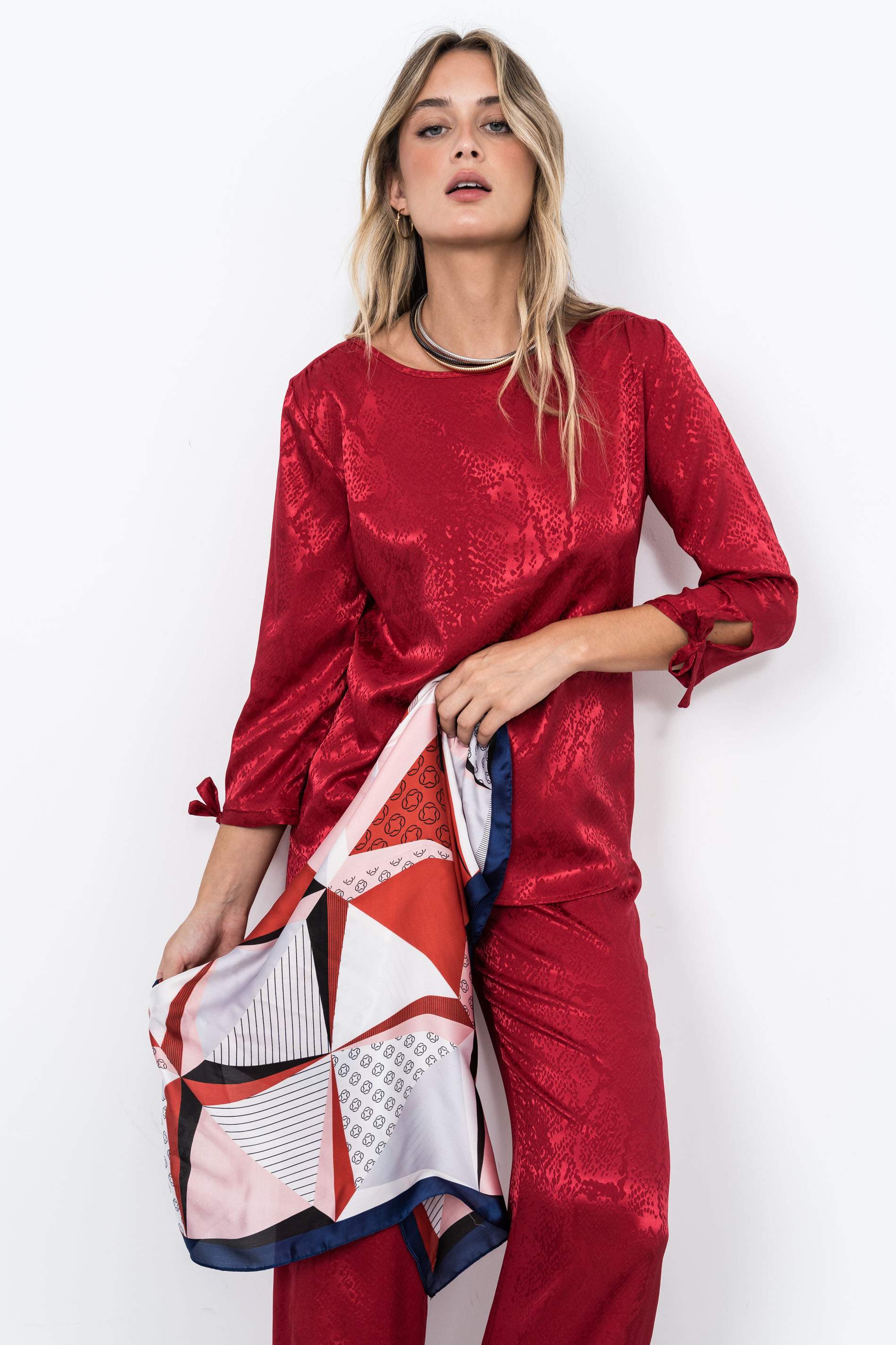 BLUSA SATINADA JACQUARD GUINDA