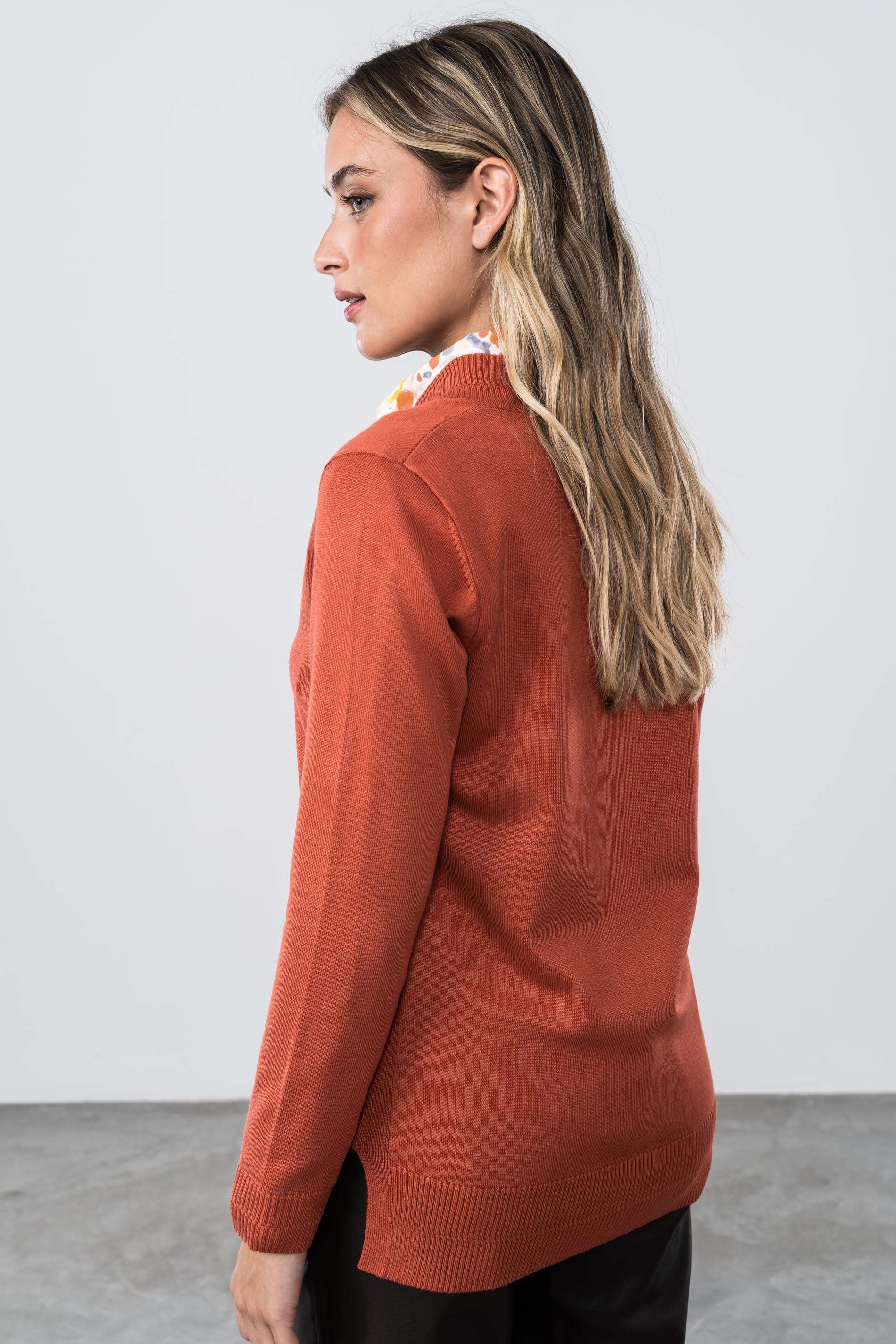 JERSEY CUELLO PICO DETALLE CALDERA