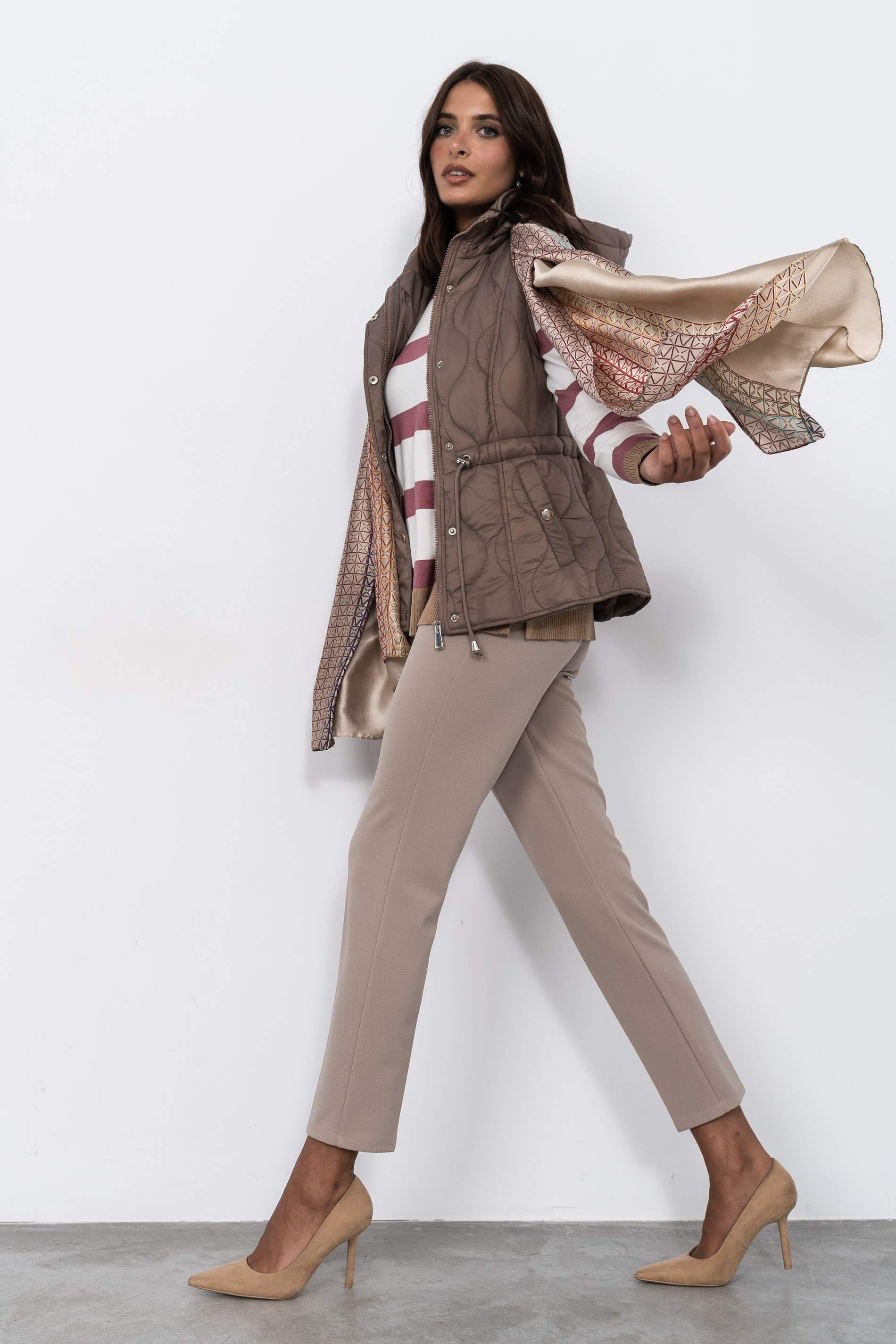 CHALECO DETALLE PESPUNTES TAUPE