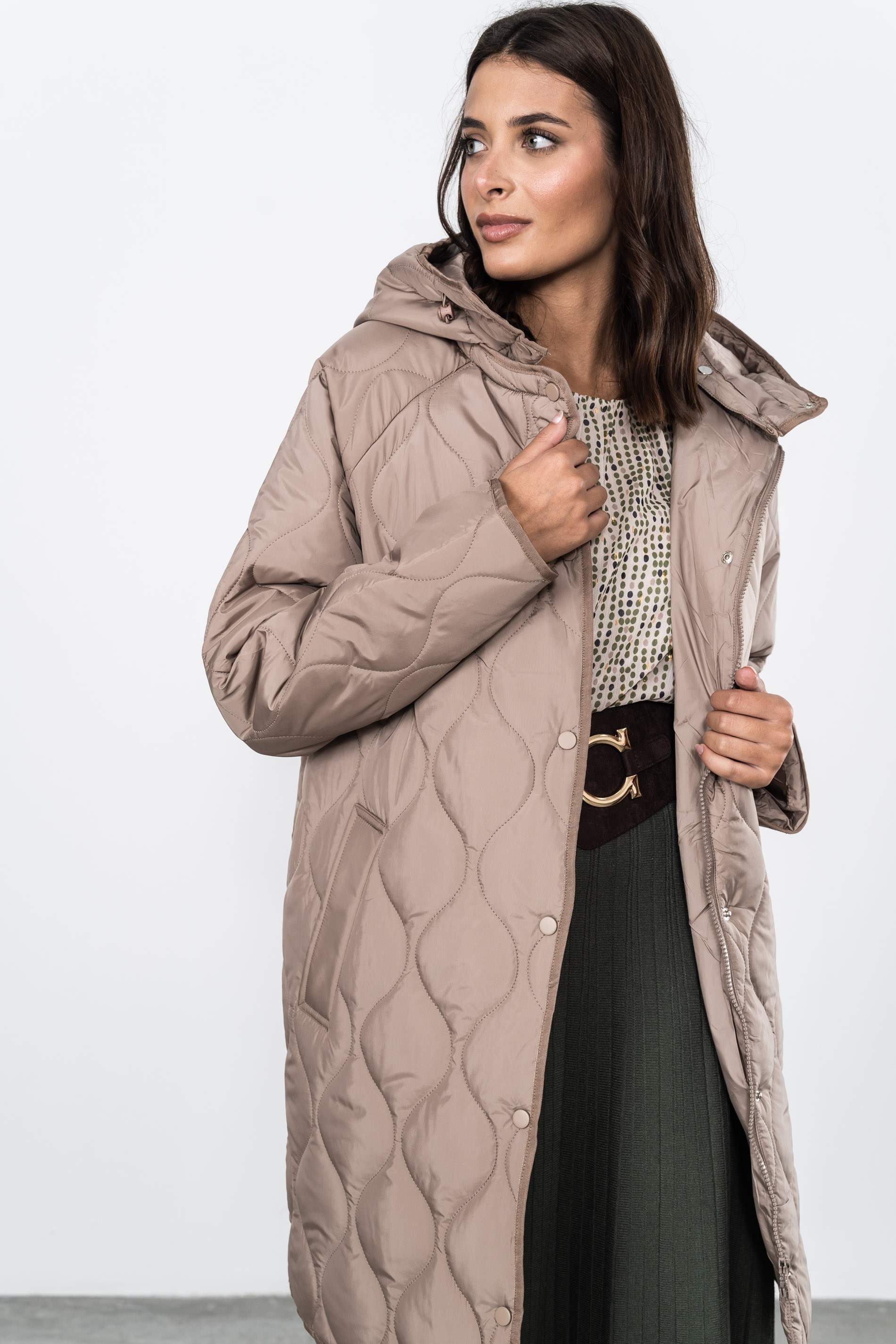 PARKA LARGA PESPUNTES ONDAS TAUPE
