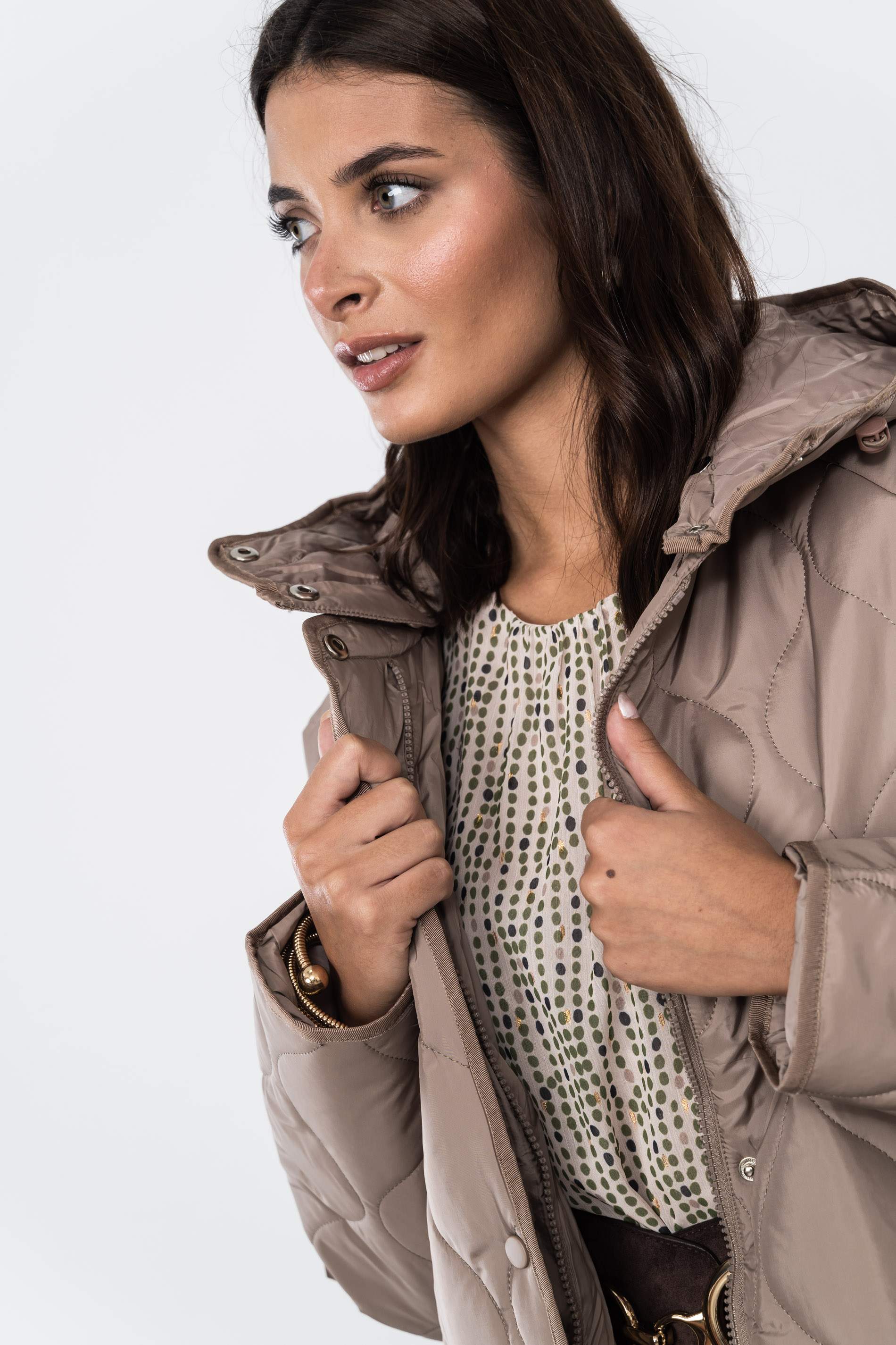 PARKA LARGA PESPUNTES ONDAS TAUPE