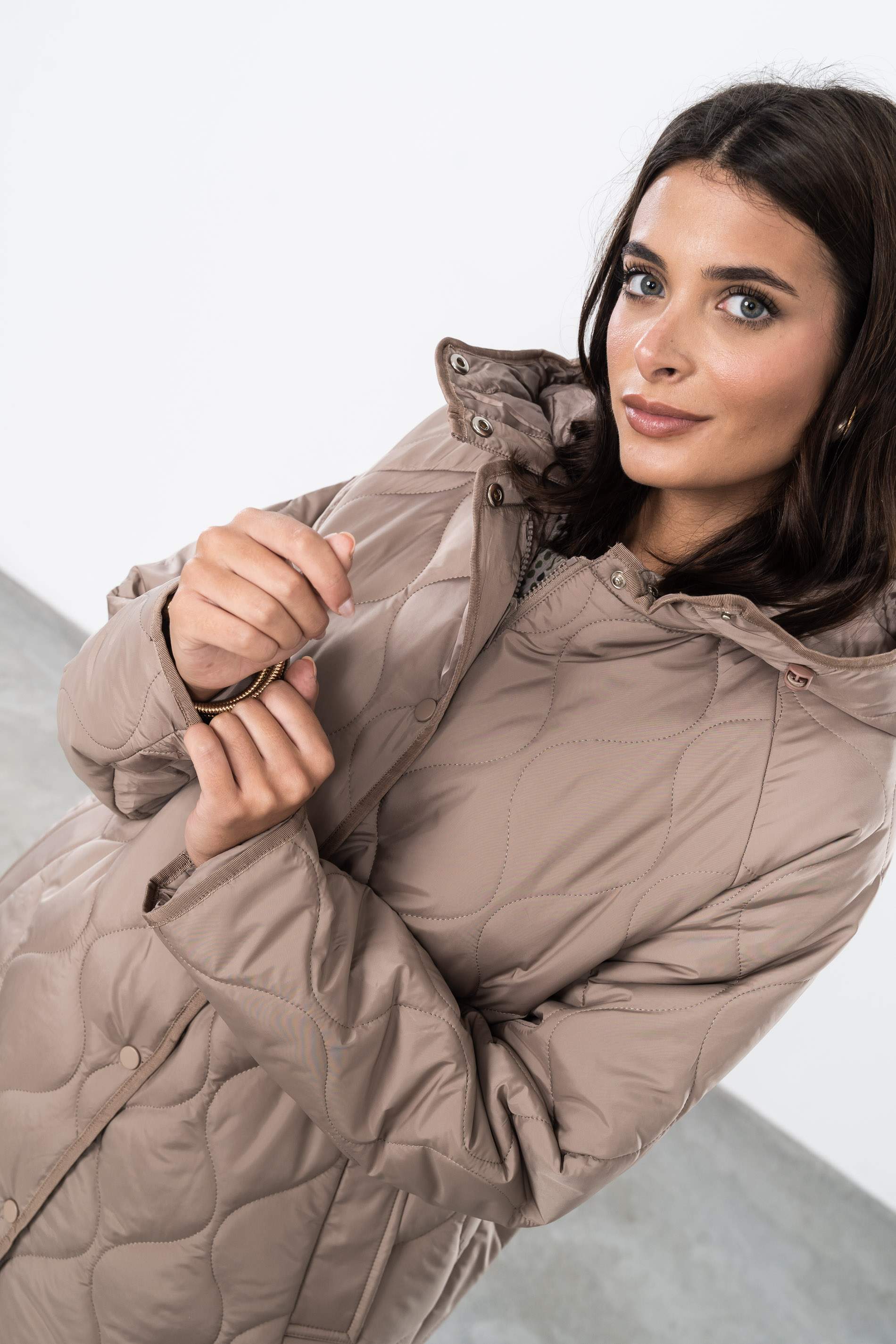 PARKA LARGA PESPUNTES ONDAS TAUPE