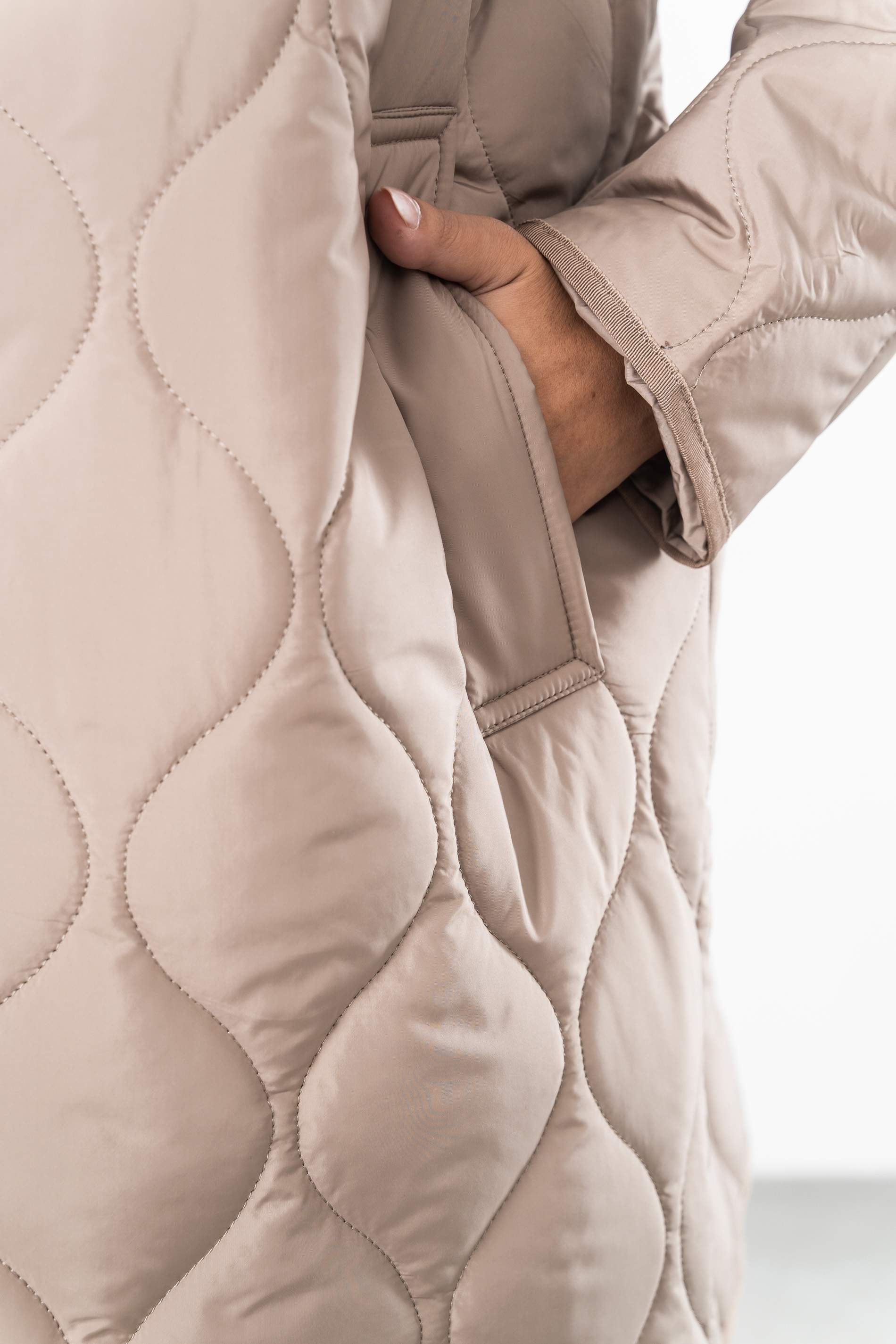 PARKA LARGA PESPUNTES ONDAS TAUPE