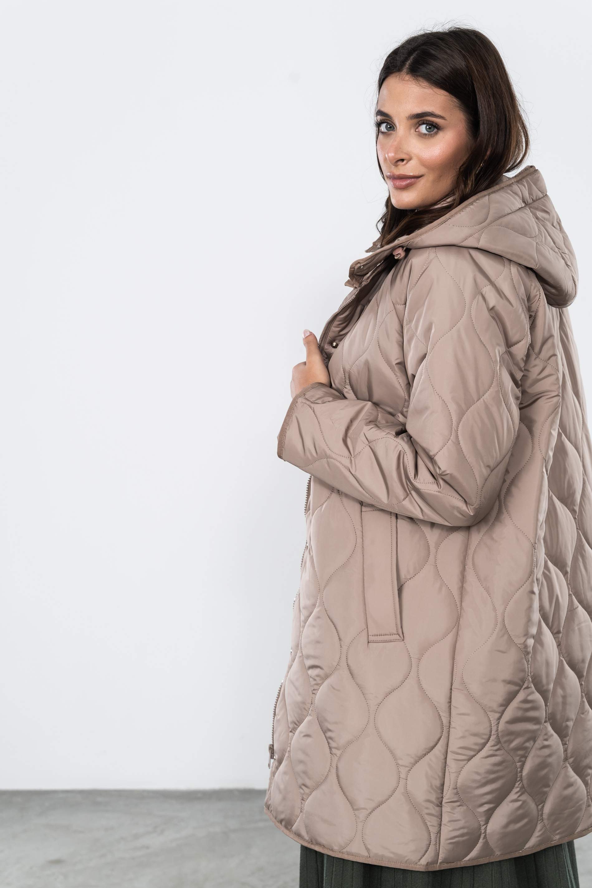 PARKA LARGA PESPUNTES ONDAS TAUPE