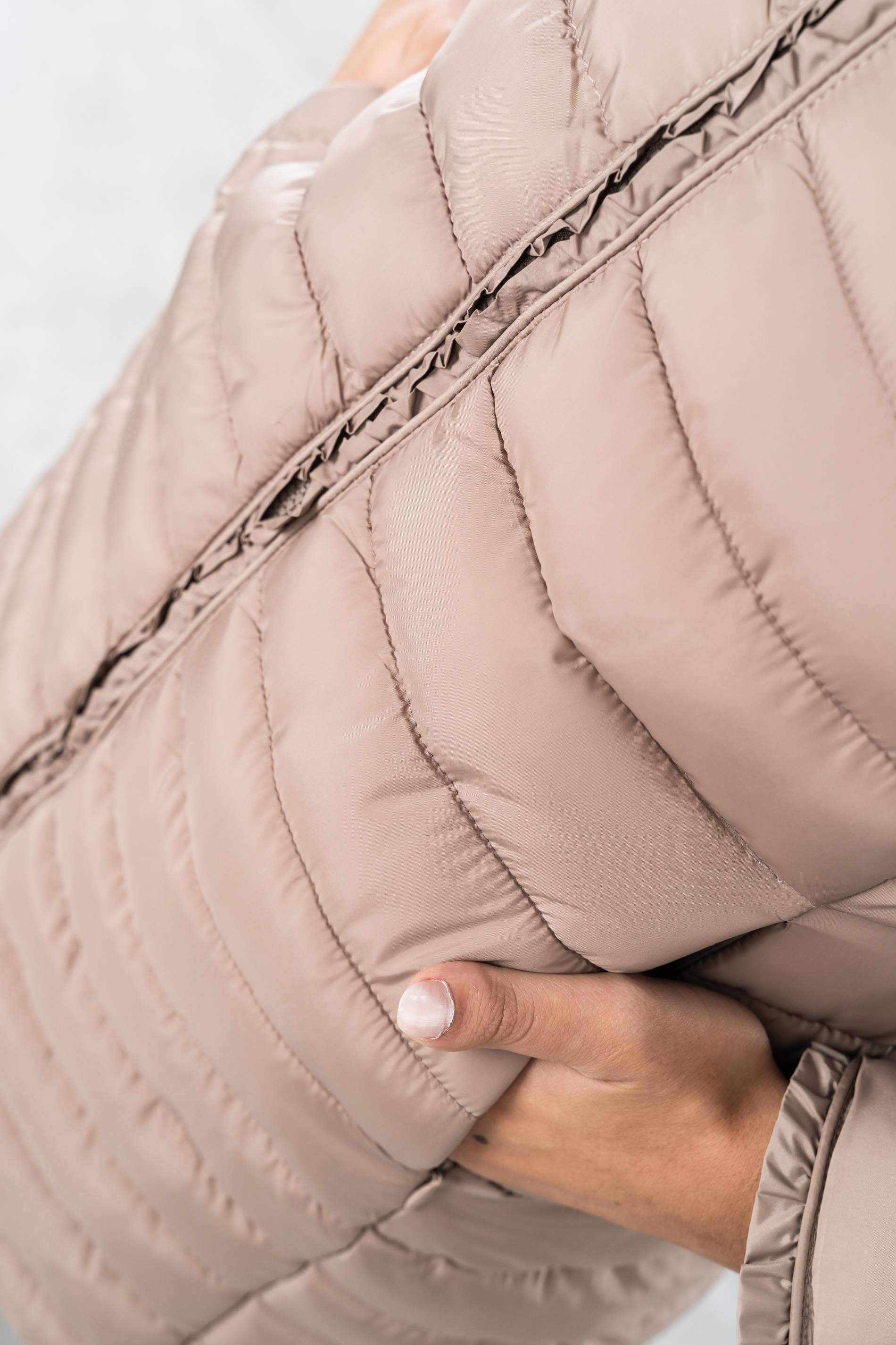 PARKA VOLANTE DECORATIVO TAUPE