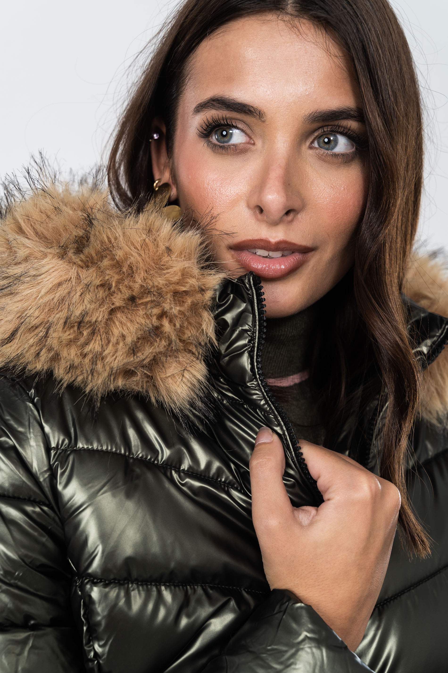 PARKA METALIZADA CAPUCHA PELO KAKI