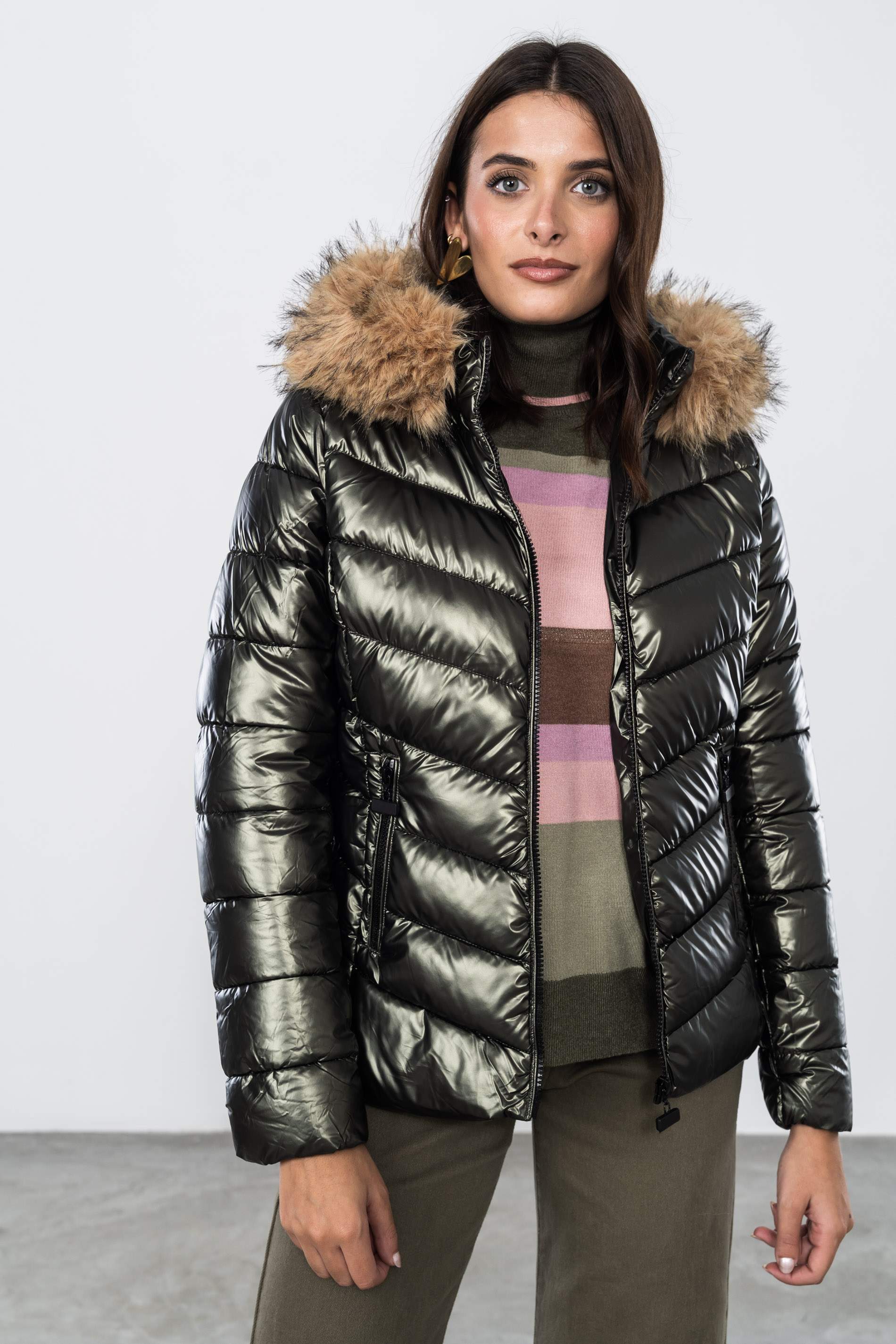 PARKA METALIZADA CAPUCHA PELO KAKI