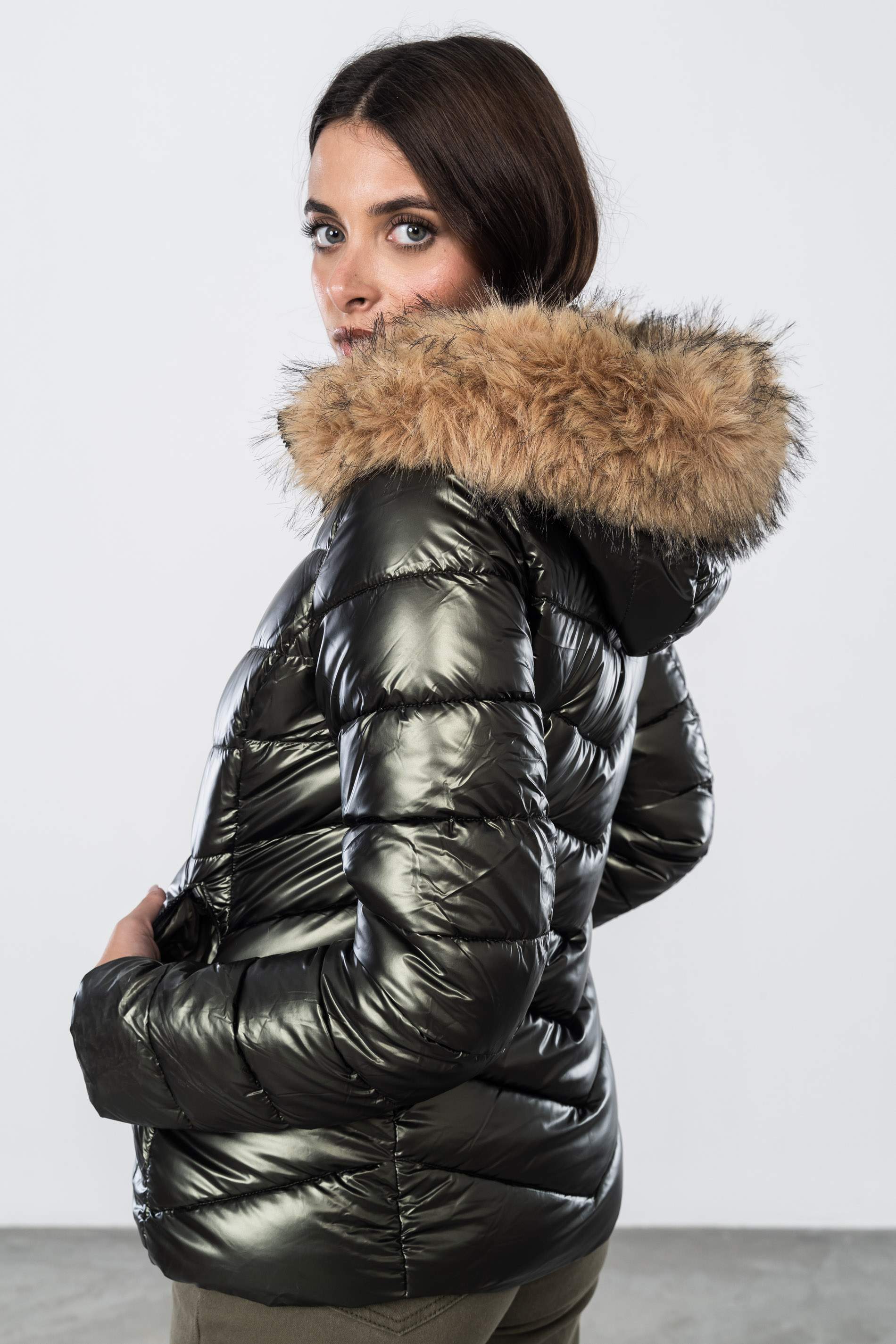 PARKA METALIZADA CAPUCHA PELO KAKI