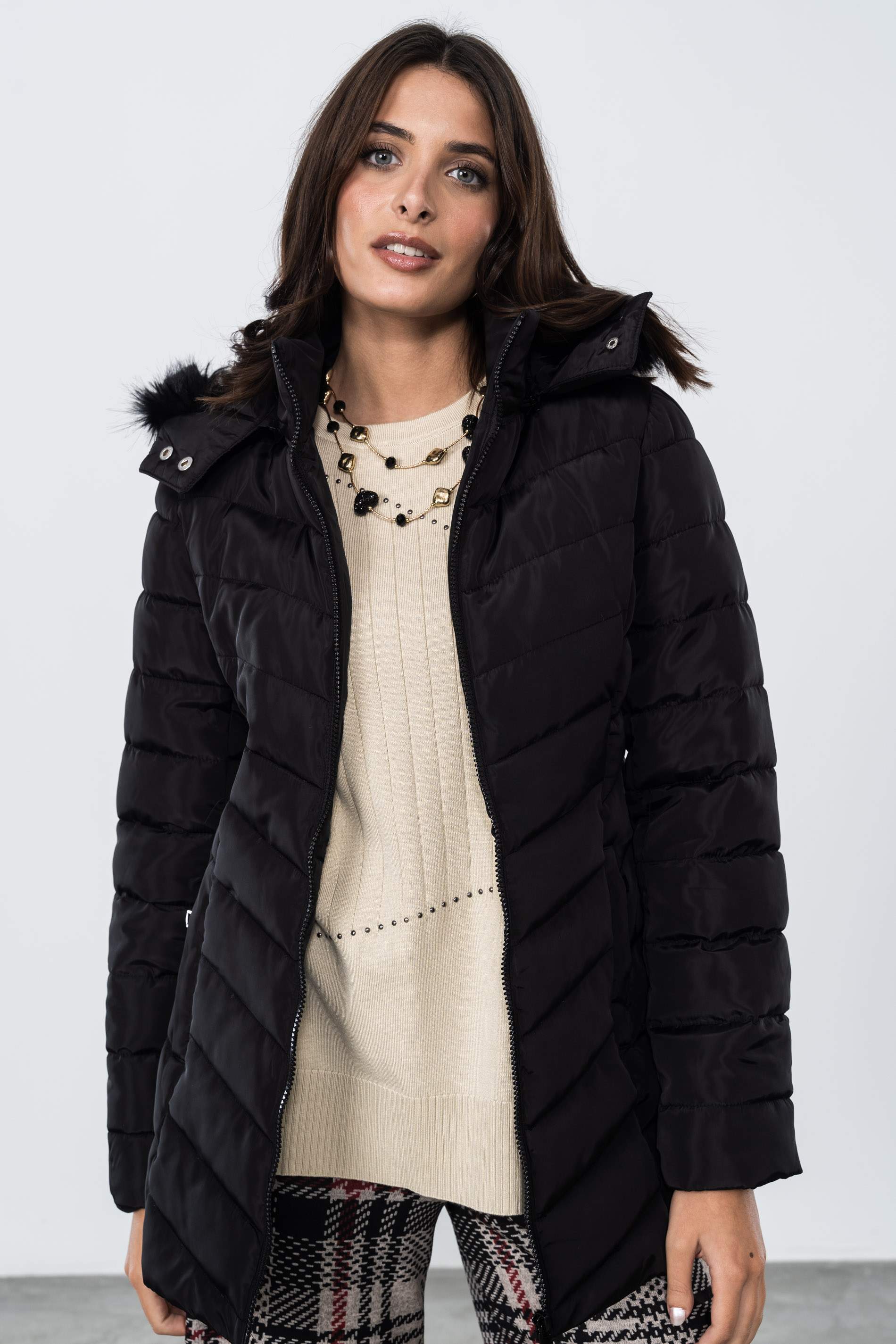 PARKA CAPUCHA PELO NEGRO