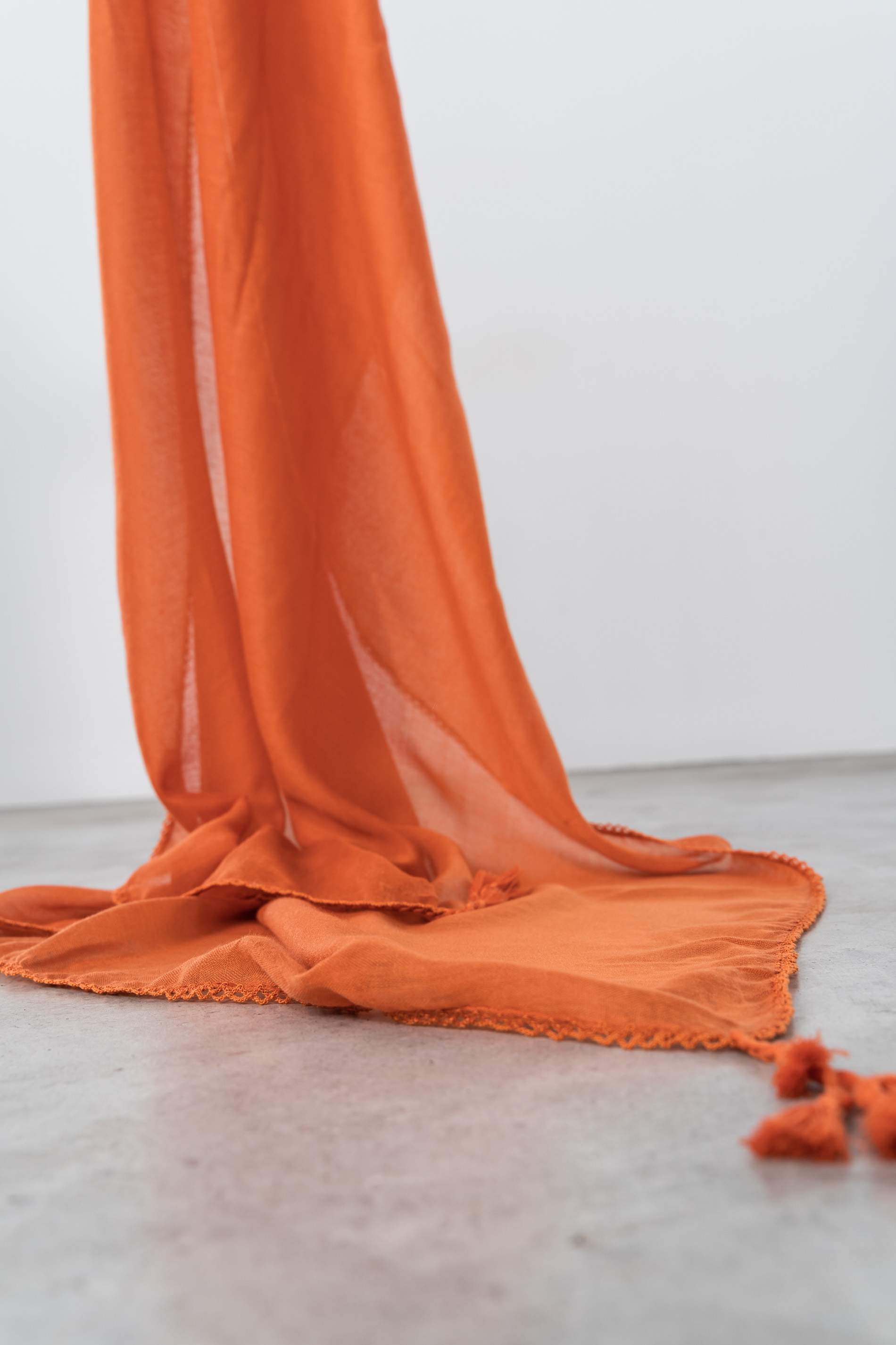FOULARD LISO POMPONES CALDERA