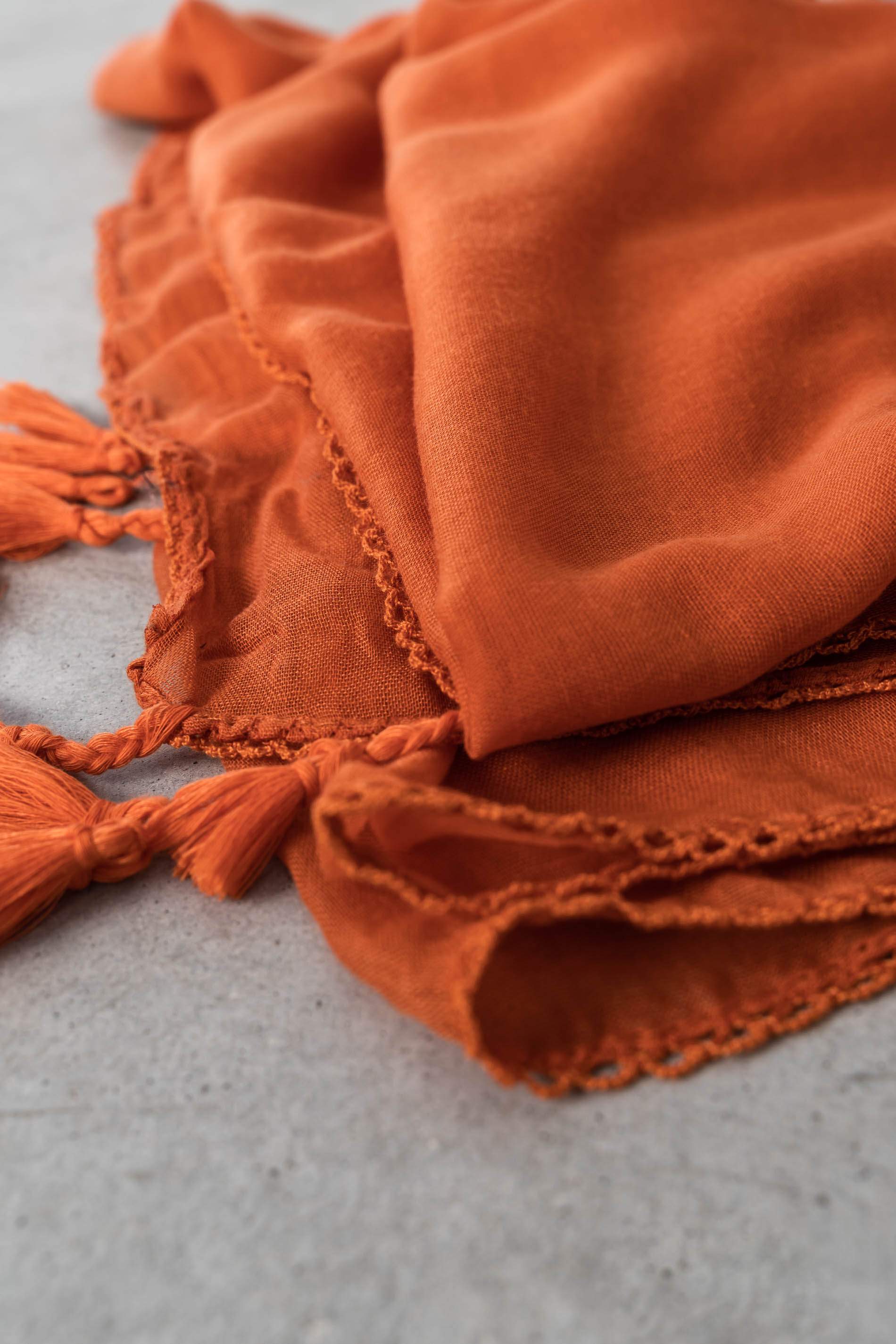 FOULARD LISO POMPONES CALDERA