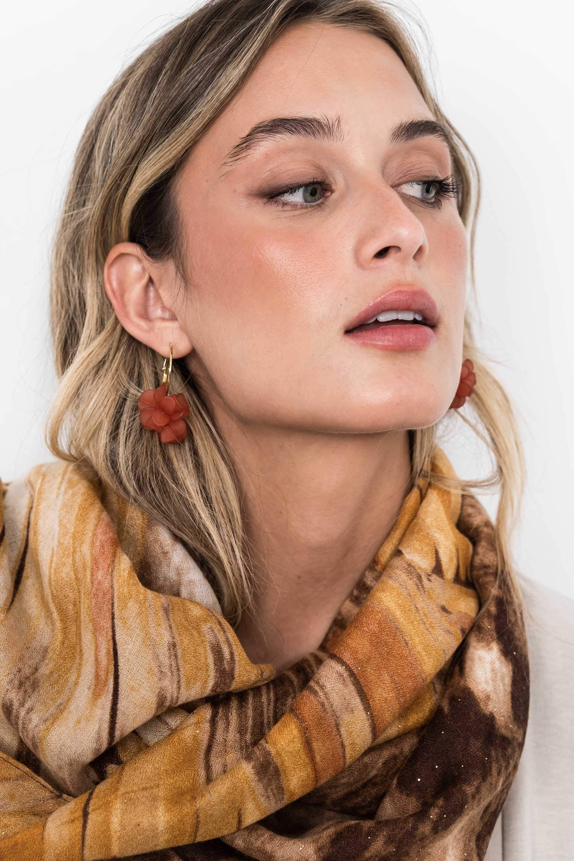 FOULARD TRAZOS DETALLE ORO