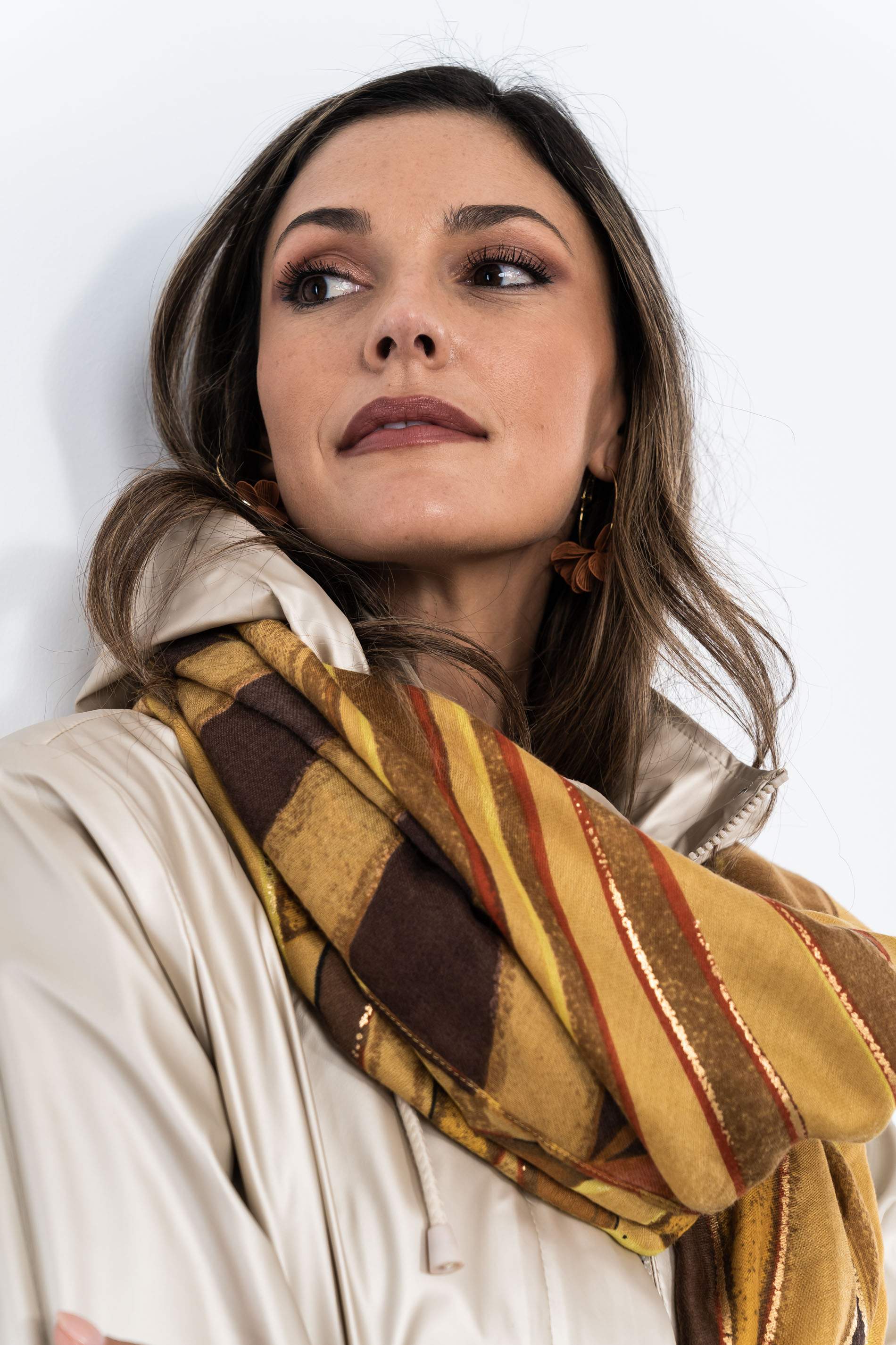 FOULARD OCRE TRAZOS ORO
