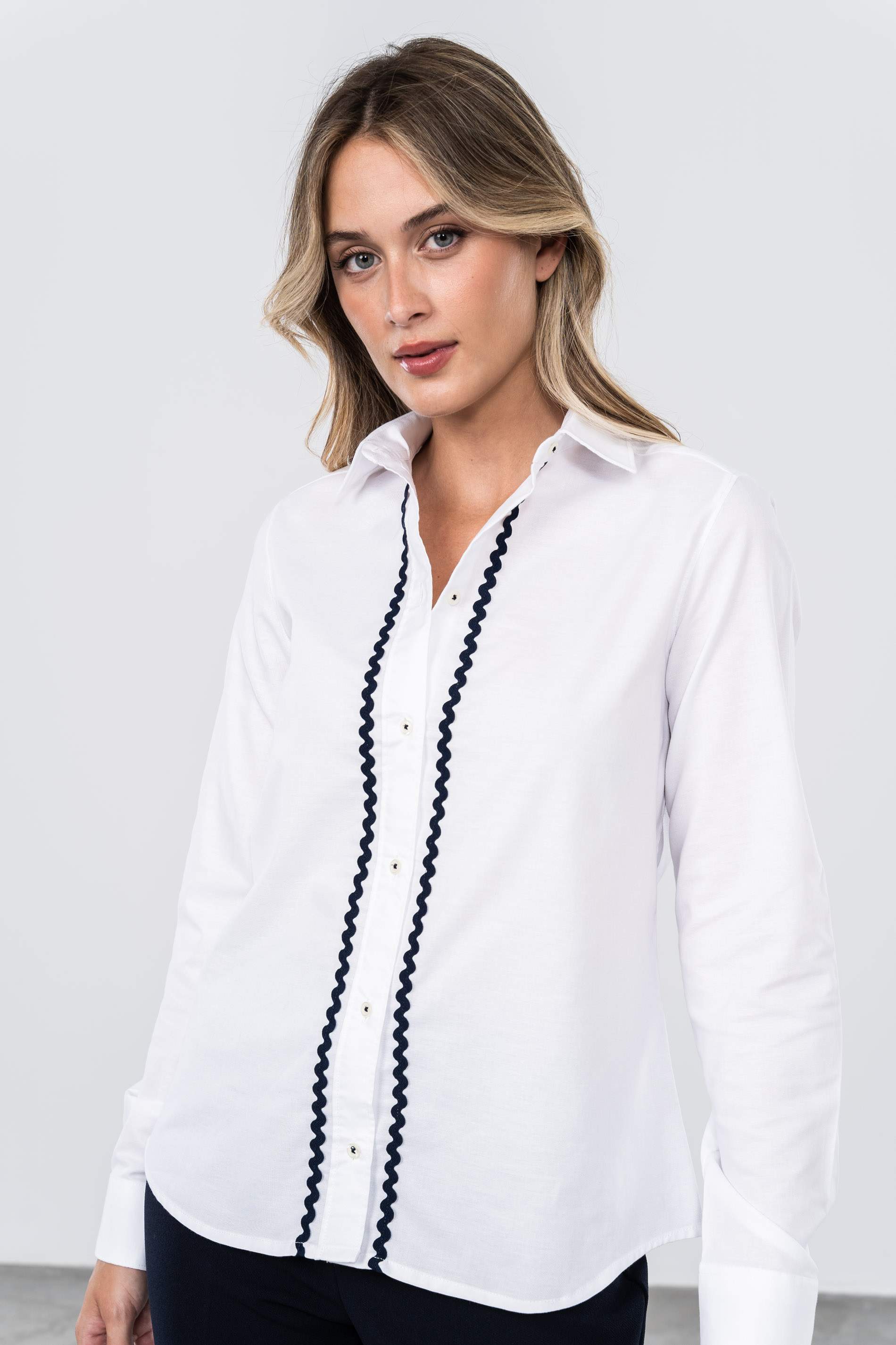 CAMISA DETALLE CONTRASTE BLANCO