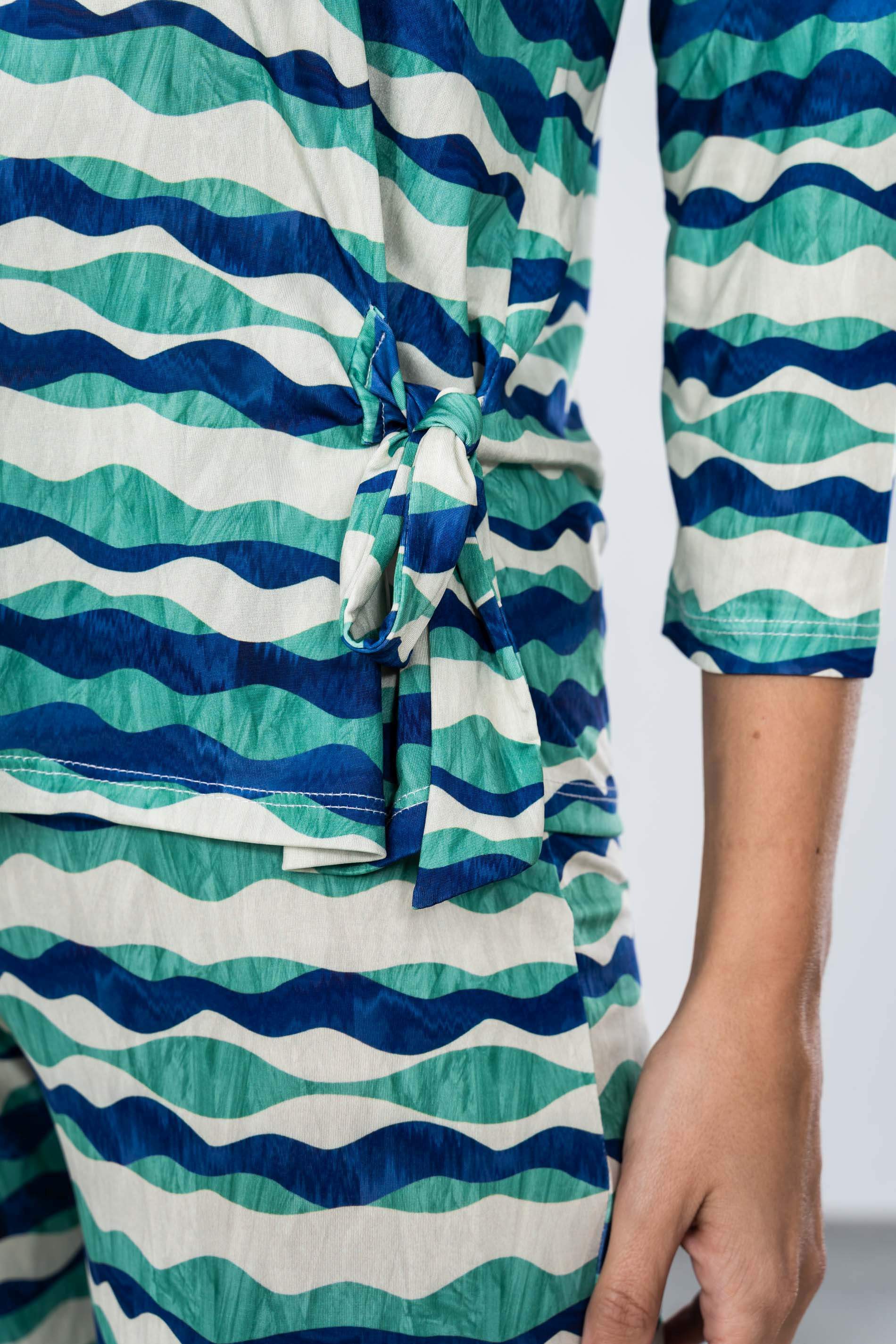 CAMISETA ONDAS DETALLE NUDO M/F