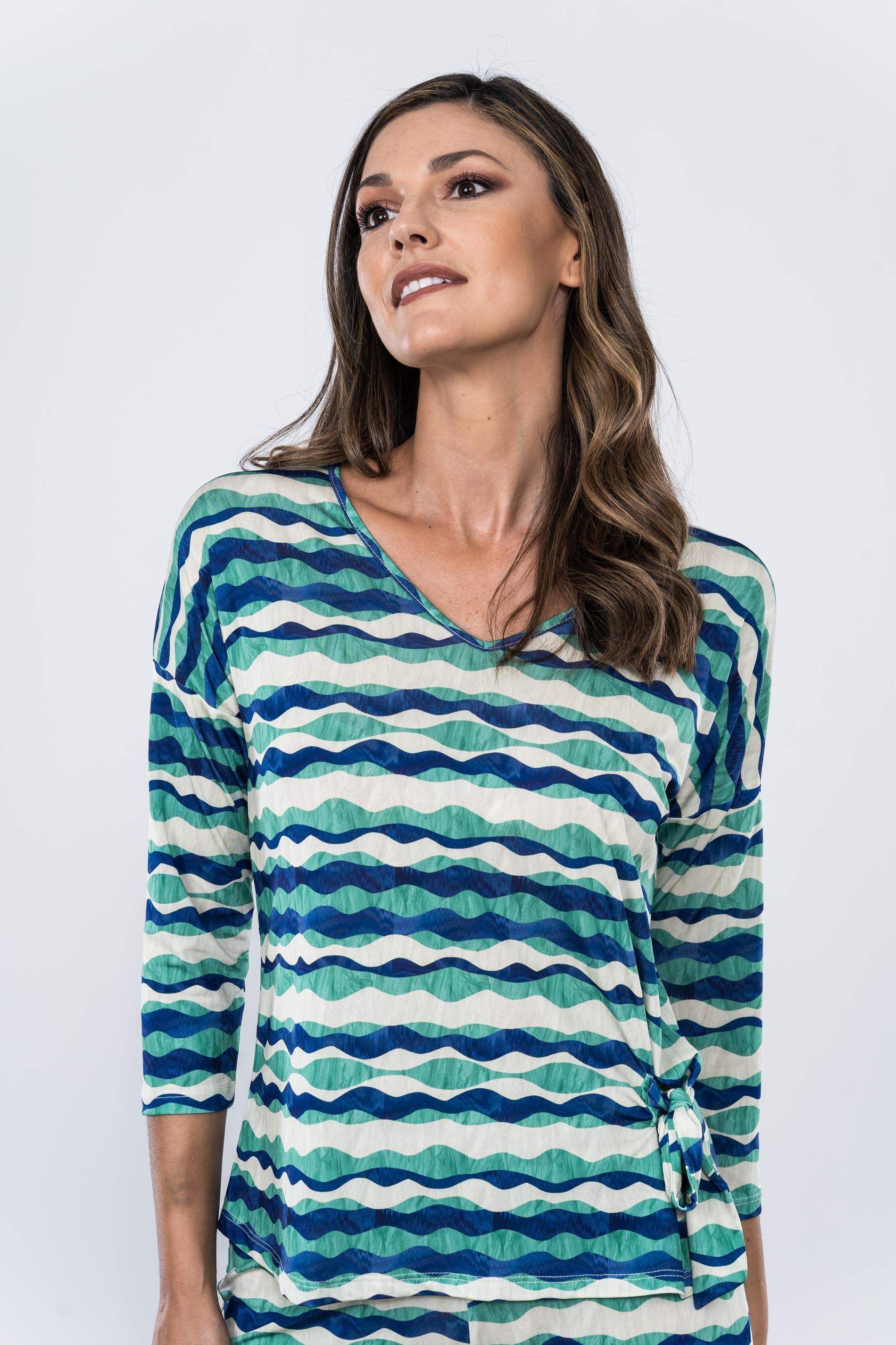 CAMISETA ONDAS DETALLE NUDO M/F