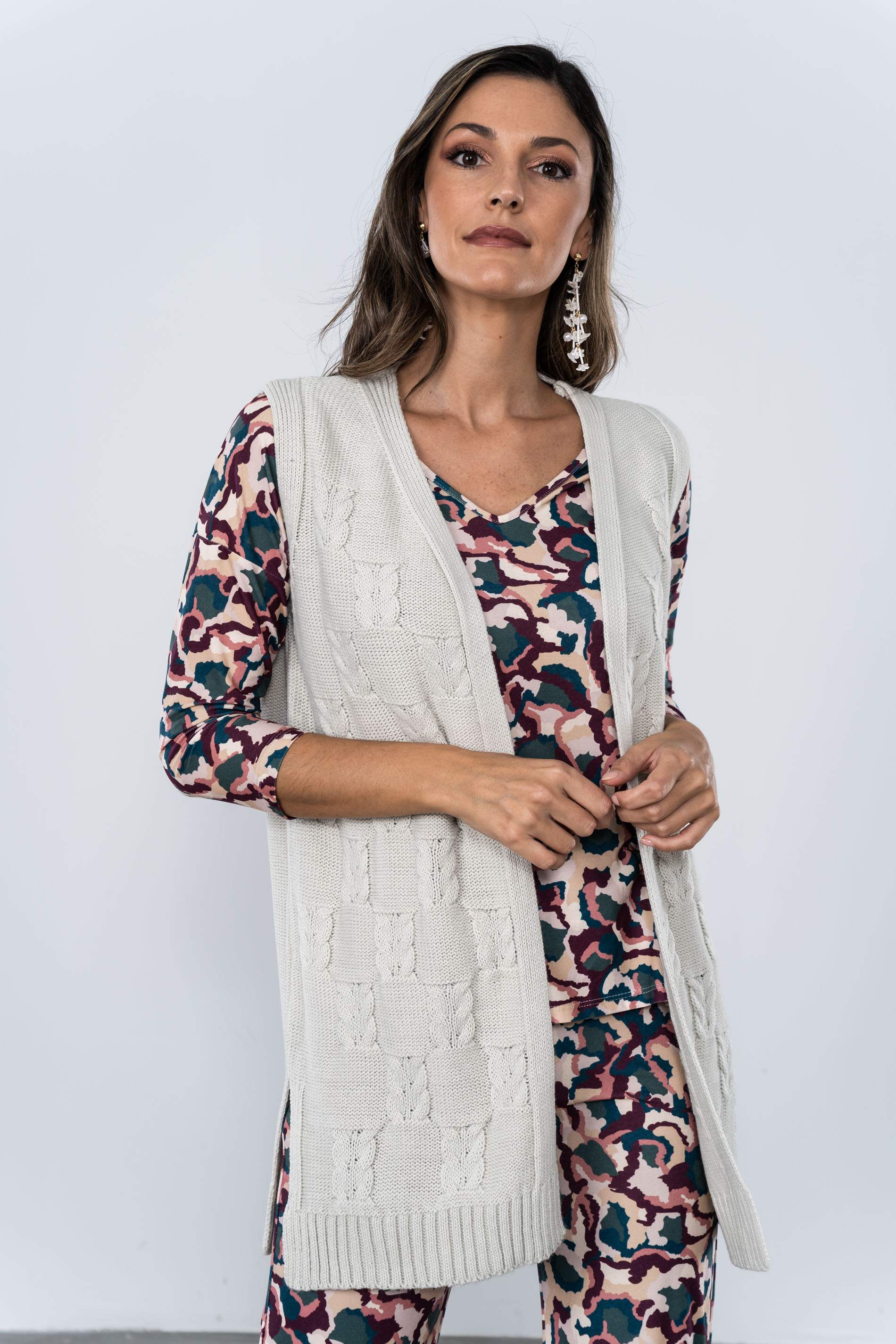 PANTALÓN MANCHAS BURDEOS