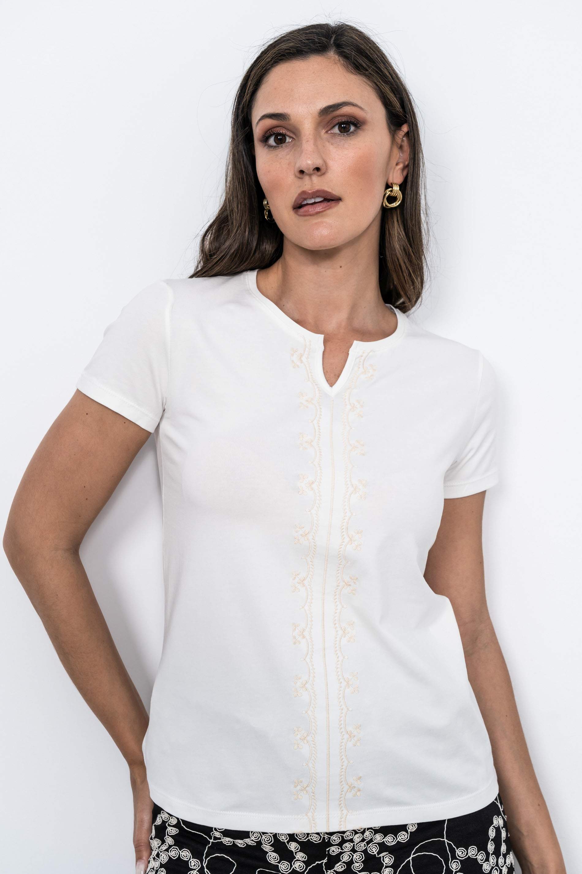 CAMISETA BORDADO CONTRASTE