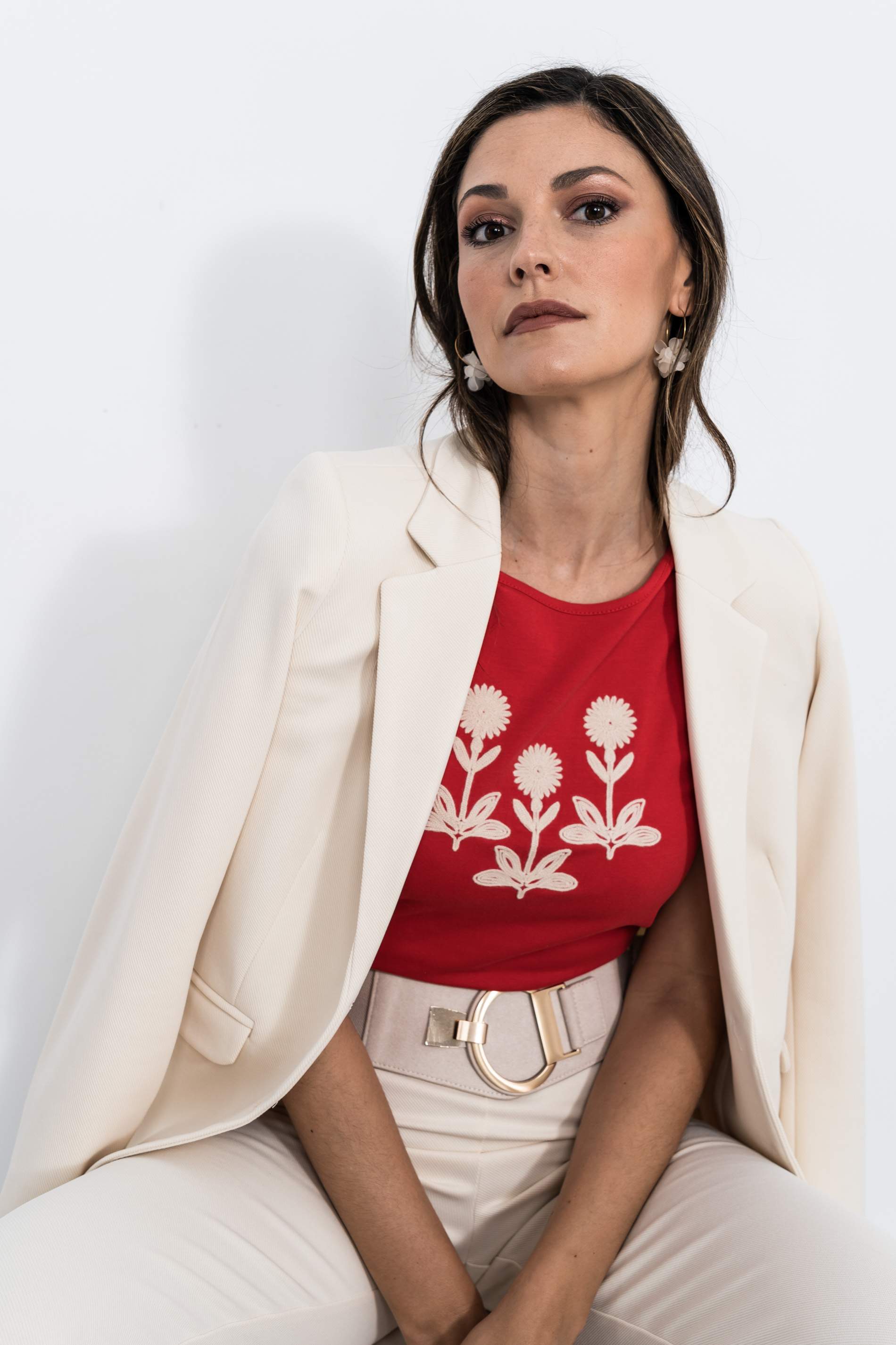 CAMISETA BORDADO CORDÓN ROJO