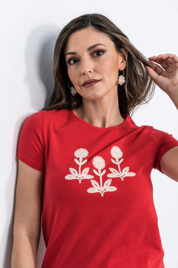 CAMISETA BORDADO CORDÓN ROJO