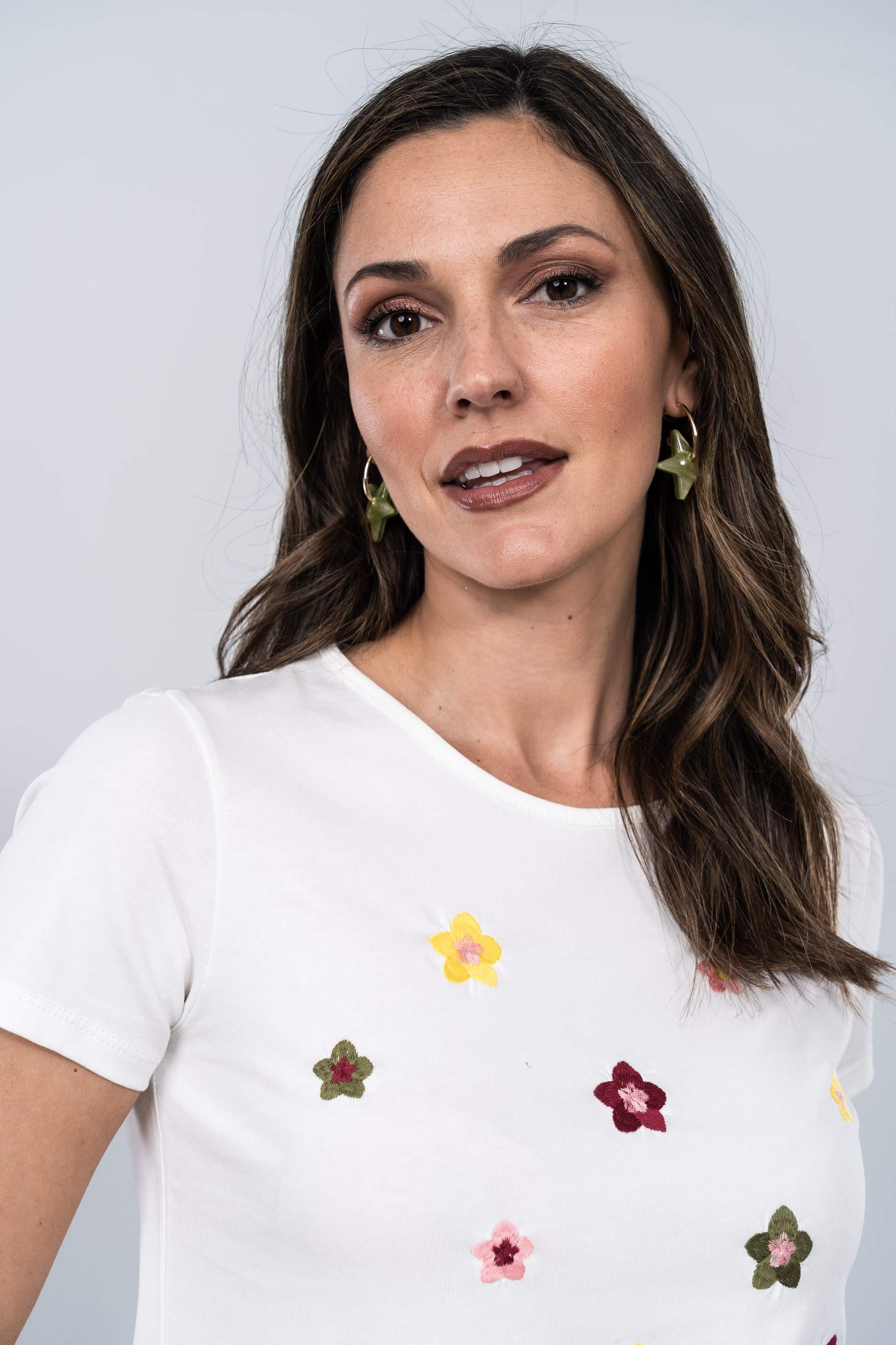 CAMISETA FLORES BORDADAS