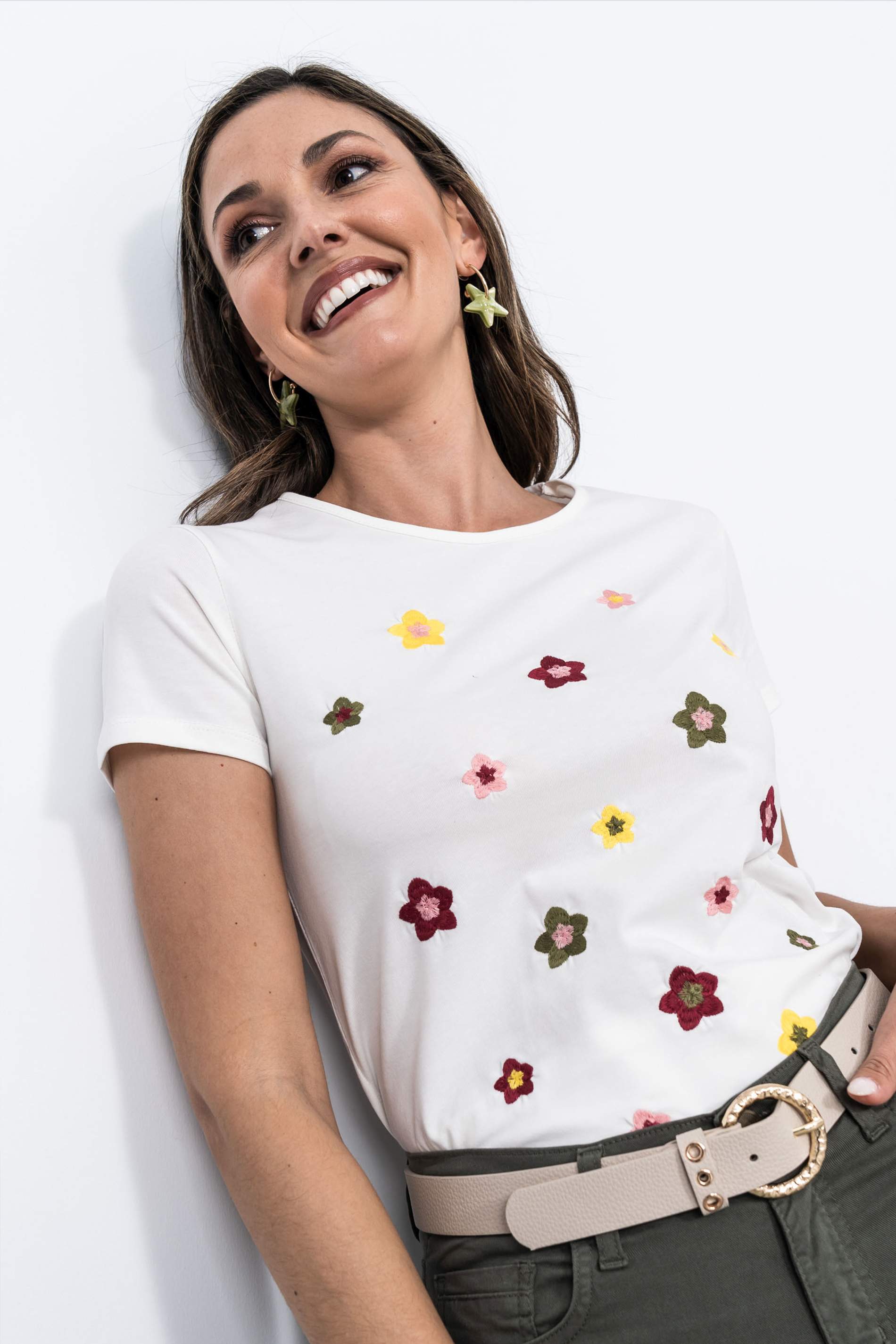 CAMISETA FLORES BORDADAS