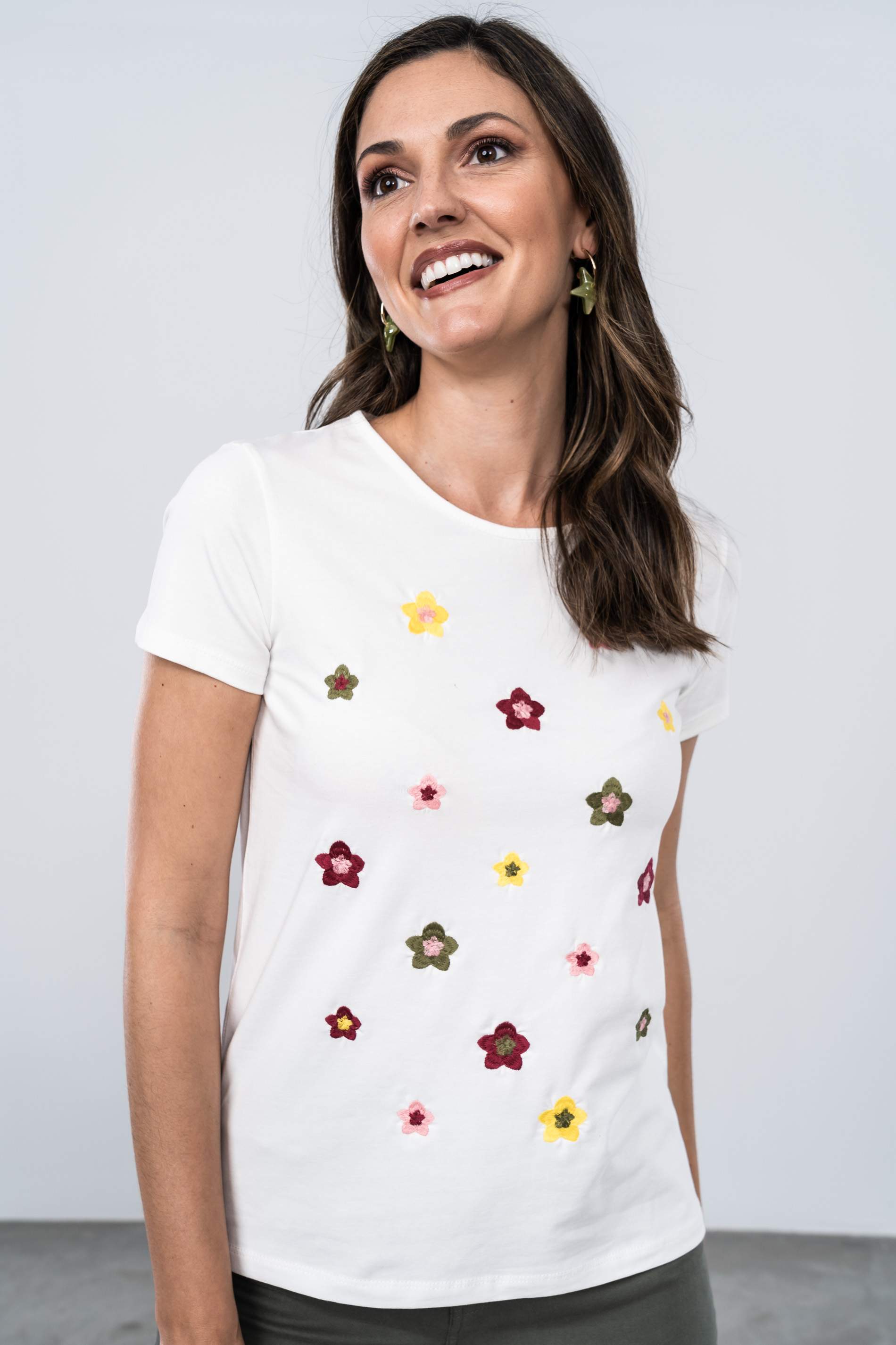 CAMISETA FLORES BORDADAS