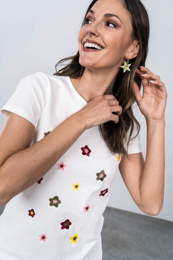 CAMISETA FLORES BORDADAS
