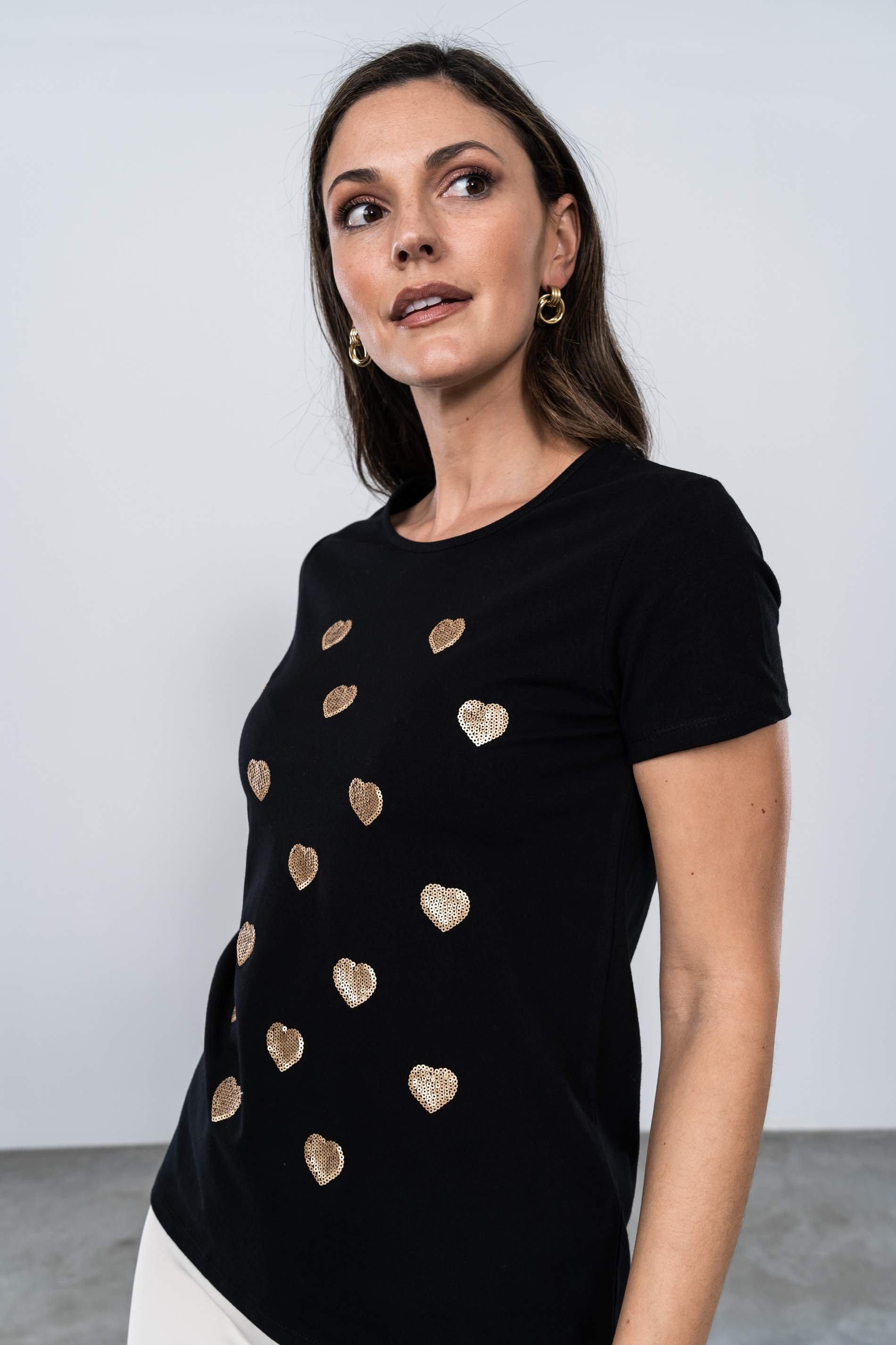 CAMISETA CORAZONES LENTEJUELAS NEGRO