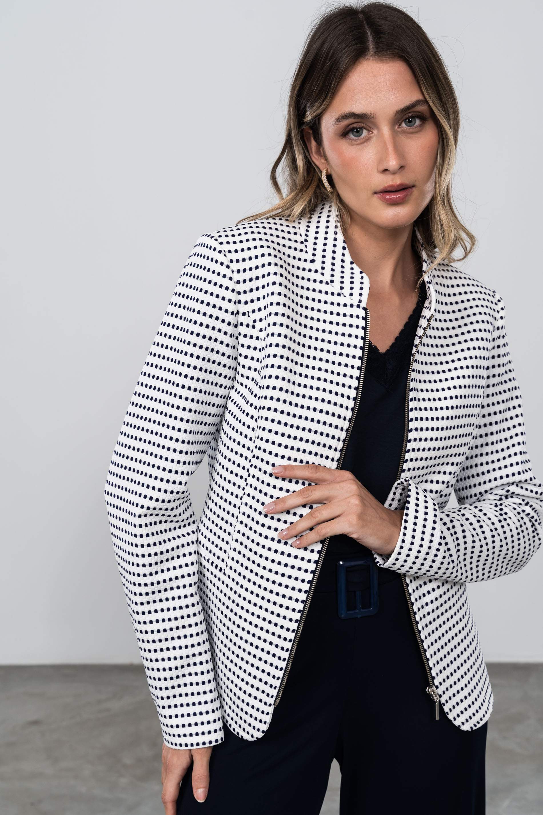 CHAQUETA CREMALLERA JACQUARD BLANCO