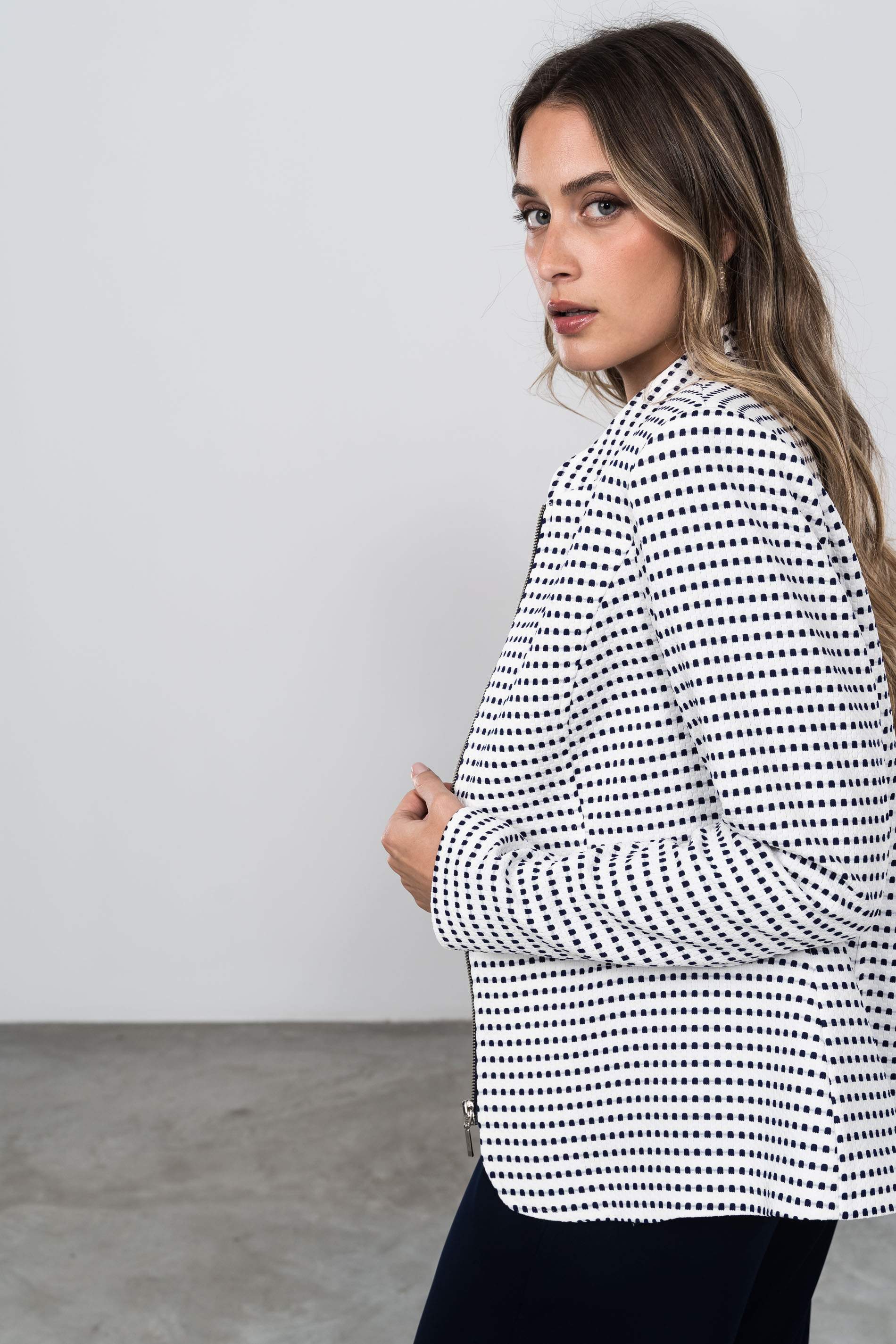 CHAQUETA CREMALLERA JACQUARD BLANCO