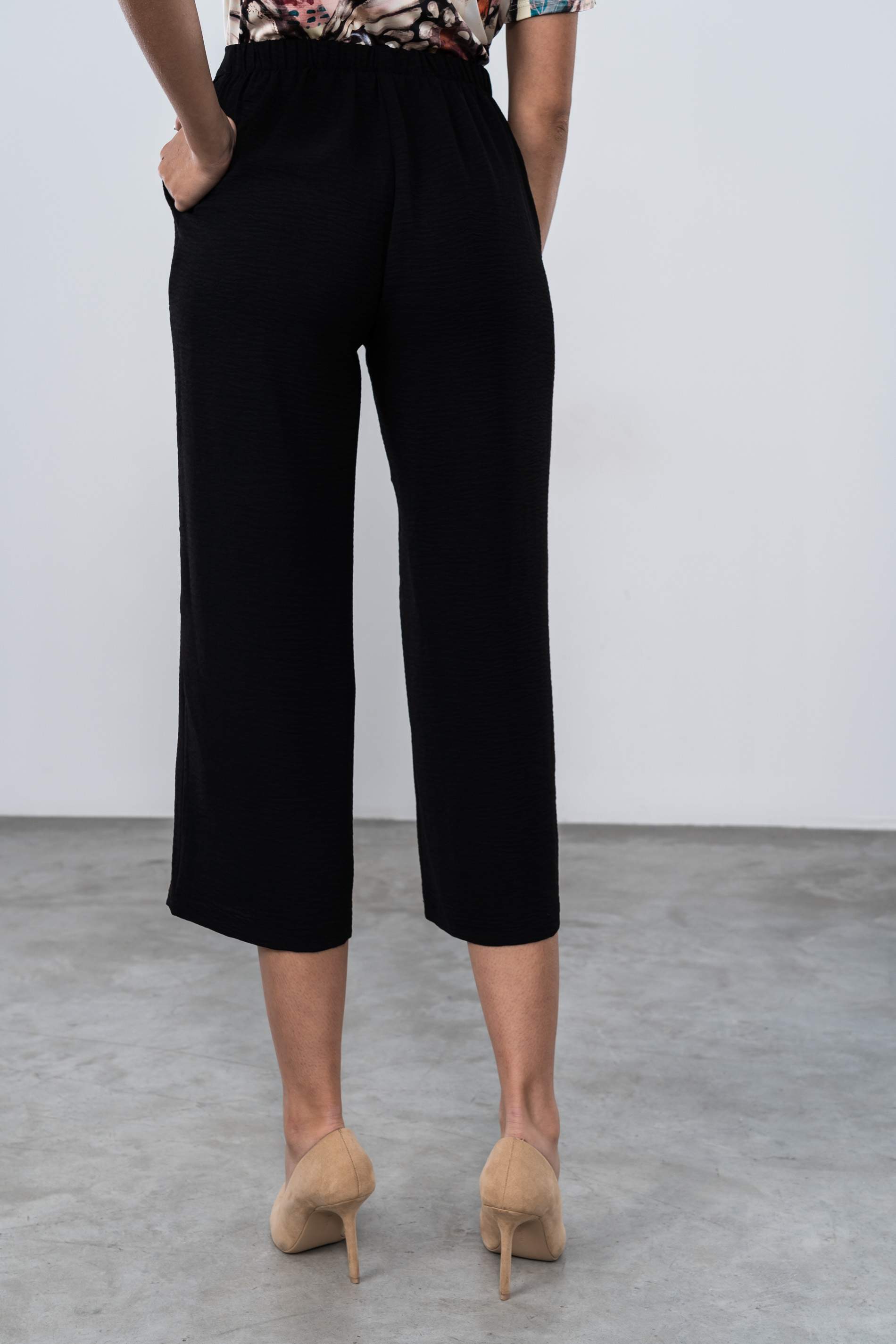 PANTALÓN CROP NEGRO